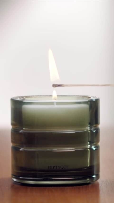 ディプティックのインスタグラム：「A flame that blazes… …through time. Les Mondes de Diptyque candles were designed to last several lifetimes. Once they have burned down, simply reach for a new wax refill. For another invitation to a fragrant journey exploring the beauty of the world and its many wonders. #Diptyque #LesMondesDeDiptyque #PremiumCandle #Refillable」