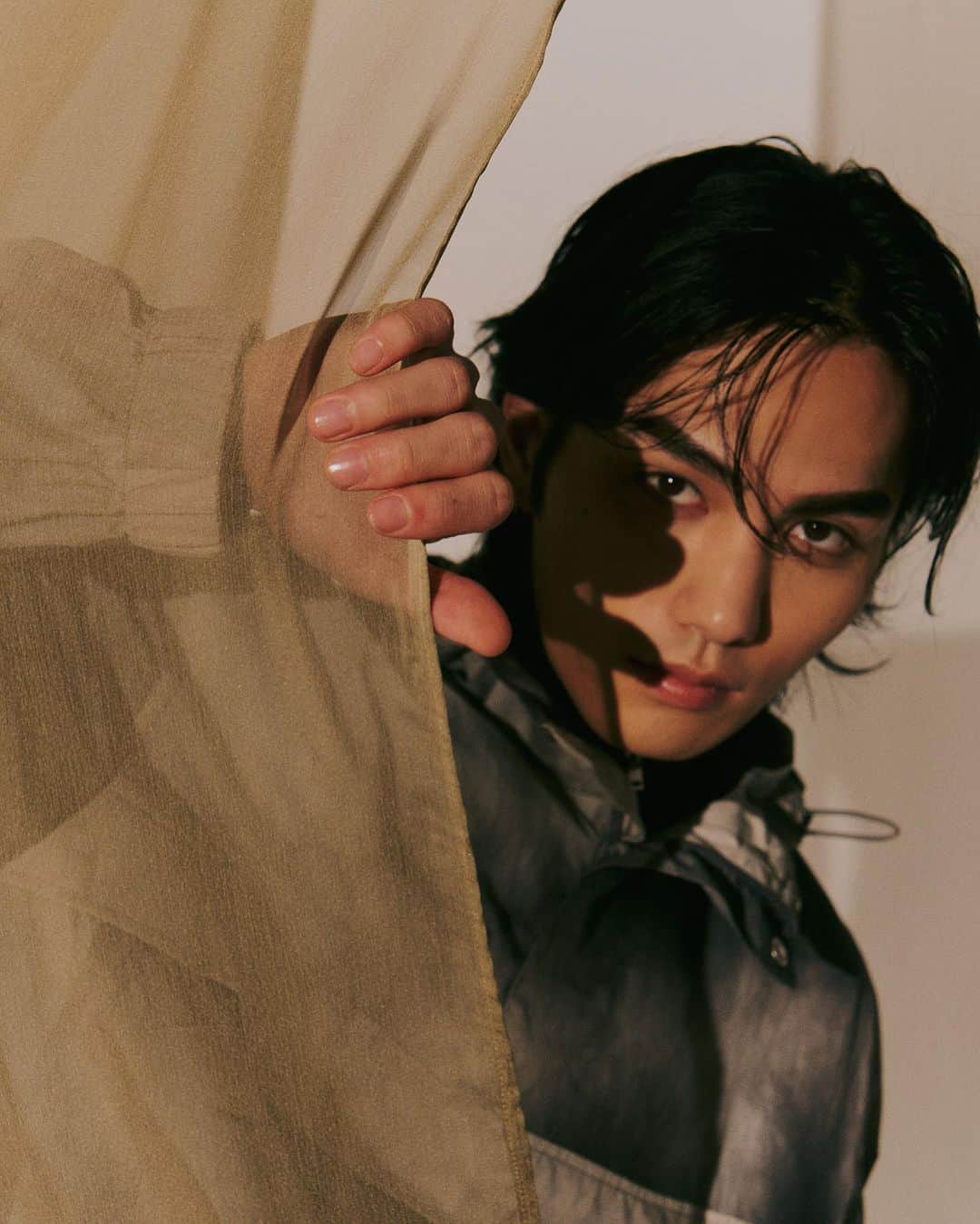 のインスタグラム：「#select COS with Shuzo Ohira  『タイムレスなデザイン、揺るぎない自信。大平修蔵とコス〈前編〉』  普段からストリートのエッセンスを大切にする大平が、どんな季節でもさらっと着こなせそうと袖を通したのは、職人によって手作業で丁寧に染められたタイダイ柄のウィンドブレーカー。コンパクトに折りたたみポケットに収納できるパッカブル仕様で、突然の雨や冷えこむ秋の夜長にも頼りになる機能性を兼ね備えている。存在感のあるブレーカーにはゆったりとしたパンツを合わせることで、コントラストを楽しみながら、抜け感を演出。COSの着心地のいいスタイルに身を包めば、どこまでも突き進めそうな気分。  model: Shuzo Ohira photography: Tak Sugita styling: Riki Yamada hair &make up: Hitoshi Nobusawa text: Manaha Hosoda & Risa Matsumoto edit: Risa Matsumoto  #tfp #thefashionpost #COS #コス #大平修蔵 #ShuzoOhira #pr」