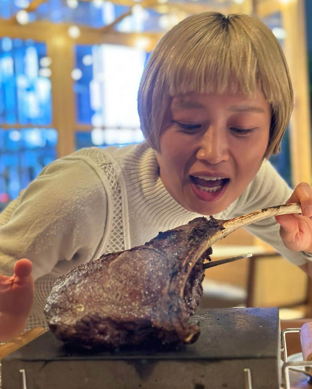 イトウジュン（タイ料理研究家）さんのインスタグラム写真 - (イトウジュン（タイ料理研究家）Instagram)「渋谷高架下【Ocean good table 】　@oceangoodtable_shibuya  で2.5キロのステーキ🥩を三人で食べました❣️仲良し大食いタレントロシアン佐藤さん @i_am_hito.chin  のバースデーディナー🎂 柔らかくてジューシーな塊の肉を出してくれるコスパ素晴らしいステーキハウス🥩です ★ビーフトマホークリブアイロール　量り売り😆✨ 1.2キロと1.3キロの2塊をいただきました❣️ 卓上でホットストーン（300度に熱した石）の上で焼くステックフリットです。 ステーキ＆フライドポテト。 ちなみにフライドポテトはお代わり自由で4回おかわりしたよ❣️ とにかく柔らかい❣️赤身だからじゃんじゃん食べれます😆✨ ★ 生肉の許可あり★ 和牛のタルタルと馬肉のタルタル食べ比べ❣️ ハーブたっぷり混ぜ混ぜ ★ローストボーンマロー 牛骨髄の香草焼き🌿中にハーブ味の旨味がとろけます ★ポップオーバーにピスタチオバター🧈衝撃的な美味しさー🎯 ピスタチオバターが蜂の巣みたいに可愛い😍🐝 ★本日のピラフ 牛骨スープで炊いてる最強濃厚  ランチは前にも載せたけど、300g 2900円❣️  1度行くと絶対にハマります🥩😋😋😋  渋谷区渋谷3-21-3渋谷ストリーム1階 渋谷駅C2番出口直結 12〜23時(通し営業) 03 6427 1885 客単価　ディナーで6〜7000円‼️  次の投稿へ続く〜  #オーシャングッドテーブル  #oceangoodtable  #渋谷ストリーム  #渋谷グルメ  #コスパステーキ #肉食 #大食いタレント #大食い女子  #ロシアン佐藤 #肉食女子 #肉スタグラム  #東京グルメ #渋谷ステーキ  #インスタ映え料理  #ステーキハウス渋谷 #ステーキディナー  #ミディアムレアが好き  #ポップオーバー #ピスタチオバター #バースデーディナー渋谷 #渋谷女子会 #美肌アプリ  #爆食」10月2日 21時07分 - junito.13