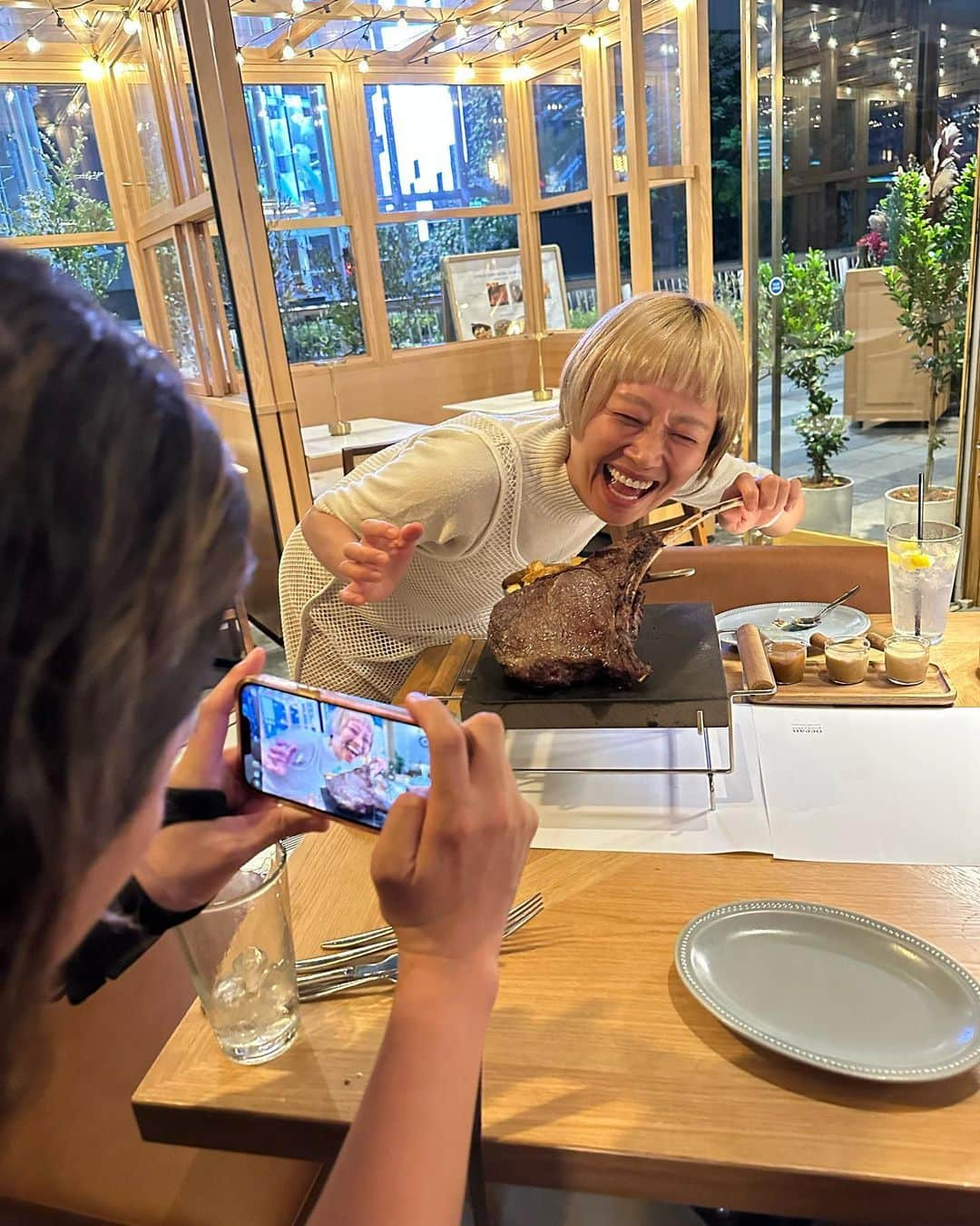 イトウジュン（タイ料理研究家）さんのインスタグラム写真 - (イトウジュン（タイ料理研究家）Instagram)「渋谷高架下【Ocean good table 】　@oceangoodtable_shibuya  で2.5キロのステーキ🥩を三人で食べました❣️仲良し大食いタレントロシアン佐藤さん @i_am_hito.chin  のバースデーディナー🎂 柔らかくてジューシーな塊の肉を出してくれるコスパ素晴らしいステーキハウス🥩です ★ビーフトマホークリブアイロール　量り売り😆✨ 1.2キロと1.3キロの2塊をいただきました❣️ 卓上でホットストーン（300度に熱した石）の上で焼くステックフリットです。 ステーキ＆フライドポテト。 ちなみにフライドポテトはお代わり自由で4回おかわりしたよ❣️ とにかく柔らかい❣️赤身だからじゃんじゃん食べれます😆✨ ★ 生肉の許可あり★ 和牛のタルタルと馬肉のタルタル食べ比べ❣️ ハーブたっぷり混ぜ混ぜ ★ローストボーンマロー 牛骨髄の香草焼き🌿中にハーブ味の旨味がとろけます ★ポップオーバーにピスタチオバター🧈衝撃的な美味しさー🎯 ピスタチオバターが蜂の巣みたいに可愛い😍🐝 ★本日のピラフ 牛骨スープで炊いてる最強濃厚  ランチは前にも載せたけど、300g 2900円❣️  1度行くと絶対にハマります🥩😋😋😋  渋谷区渋谷3-21-3渋谷ストリーム1階 渋谷駅C2番出口直結 12〜23時(通し営業) 03 6427 1885 客単価　ディナーで6〜7000円‼️  次の投稿へ続く〜  #オーシャングッドテーブル  #oceangoodtable  #渋谷ストリーム  #渋谷グルメ  #コスパステーキ #肉食 #大食いタレント #大食い女子  #ロシアン佐藤 #肉食女子 #肉スタグラム  #東京グルメ #渋谷ステーキ  #インスタ映え料理  #ステーキハウス渋谷 #ステーキディナー  #ミディアムレアが好き  #ポップオーバー #ピスタチオバター #バースデーディナー渋谷 #渋谷女子会 #美肌アプリ  #爆食」10月2日 21時07分 - junito.13