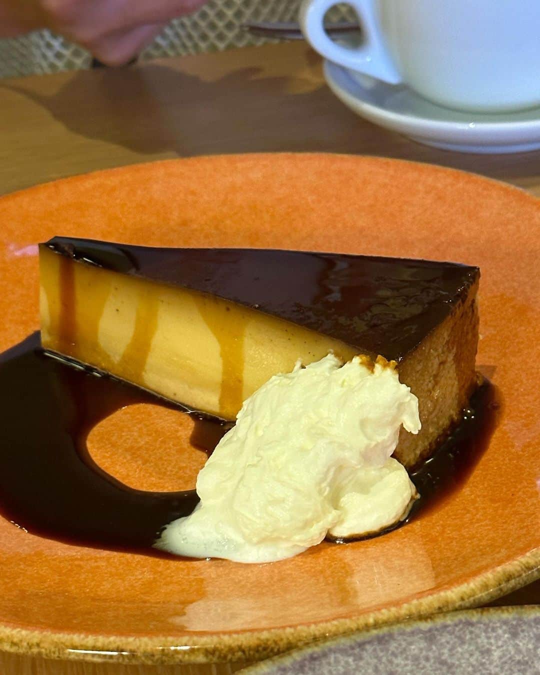 イトウジュン（タイ料理研究家）さんのインスタグラム写真 - (イトウジュン（タイ料理研究家）Instagram)「渋谷高架下【Ocean good table 】　@oceangoodtable_shibuya  で2.5キロのステーキ🥩を三人で食べました❣️仲良し大食いタレントロシアン佐藤さん @i_am_hito.chin  のバースデーディナー🎂 柔らかくてジューシーな塊の肉を出してくれるコスパ素晴らしいステーキハウス🥩です ★ビーフトマホークリブアイロール　量り売り😆✨ 1.2キロと1.3キロの2塊をいただきました❣️ 卓上でホットストーン（300度に熱した石）の上で焼くステックフリットです。 ステーキ＆フライドポテト。 ちなみにフライドポテトはお代わり自由で4回おかわりしたよ❣️ とにかく柔らかい❣️赤身だからじゃんじゃん食べれます😆✨ ★ 生肉の許可あり★ 和牛のタルタルと馬肉のタルタル食べ比べ❣️ ハーブたっぷり混ぜ混ぜ ★ローストボーンマロー 牛骨髄の香草焼き🌿中にハーブ味の旨味がとろけます ★ポップオーバーにピスタチオバター🧈衝撃的な美味しさー🎯 ピスタチオバターが蜂の巣みたいに可愛い😍🐝 ★本日のピラフ 牛骨スープで炊いてる最強濃厚  ランチは前にも載せたけど、300g 2900円❣️  1度行くと絶対にハマります🥩😋😋😋  渋谷区渋谷3-21-3渋谷ストリーム1階 渋谷駅C2番出口直結 12〜23時(通し営業) 03 6427 1885 客単価　ディナーで6〜7000円‼️  次の投稿へ続く〜  #オーシャングッドテーブル  #oceangoodtable  #渋谷ストリーム  #渋谷グルメ  #コスパステーキ #肉食 #大食いタレント #大食い女子  #ロシアン佐藤 #肉食女子 #肉スタグラム  #東京グルメ #渋谷ステーキ  #インスタ映え料理  #ステーキハウス渋谷 #ステーキディナー  #ミディアムレアが好き  #ポップオーバー #ピスタチオバター #バースデーディナー渋谷 #渋谷女子会 #美肌アプリ  #爆食」10月2日 21時07分 - junito.13