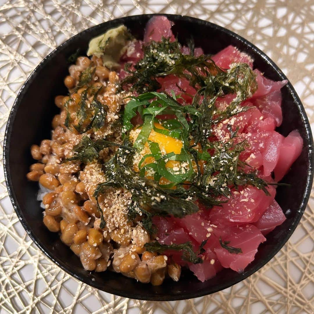 奥田修二のインスタグラム：「【自炊】  マグロが200円で売ってましたので、  今日の晩ごはんはこうなりました。  しかし、スーパーは高いねぇ。円安だよねぇ。  #ガクテンソク  #自炊 #料理 #マグロ納豆丼 #卵黄落とすよ？ #大葉刻むよ？ #白ゴマ散らすよ？ #料理中年だもの」