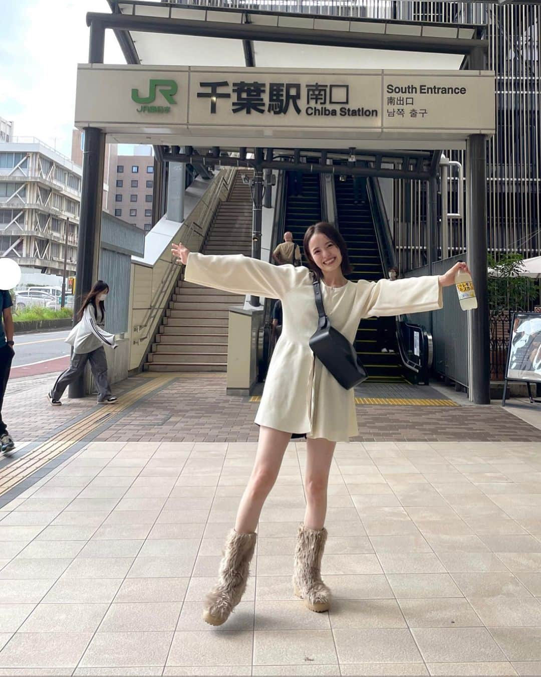 森川小百合さんのインスタグラム写真 - (森川小百合Instagram)「思い出📸  ついに#ペリエ千葉 オープン✨ 私もオープン当日と土曜の2日間も店頭に立たせていただきました❣️  お客様の温かさに終始幸せな気持ちな2日間  本当にありがとうございました！！  これからペリエの場所で色んなお客様とmysticが出会えますように☺️  私もまたペリエに行きます♡ 一瞬で大好きな大切なお店になりました🤍  @__kaoriiwasaki さん& @_toku109 ちゃん率いるペリエメンバーの皆もありがとう🙇🏻‍♀️！  あんまり店内撮れてなかった😫  そーいえば私も#wzipペプラムカーディガン ゲットできました〜〜！🔥  .   #mystic#mystic_2023ss#mystic_mystyle#コーディネート#ワンピースコーデ#ワンピ#秋#秋服#夏服#ワンピース#ジャケット#ジャケットコーデ#ミニスカ#スカート#スカパン#デート#デート服#おでかけ#おでかけコーデ#163cm#163cmコーデ#骨格ウェーブ #骨格ナチュラル#骨格ウェーブ#ニット#ニットコーディネート#秋#冬#千葉#ペリエ千葉」10月2日 21時10分 - lily.s_y