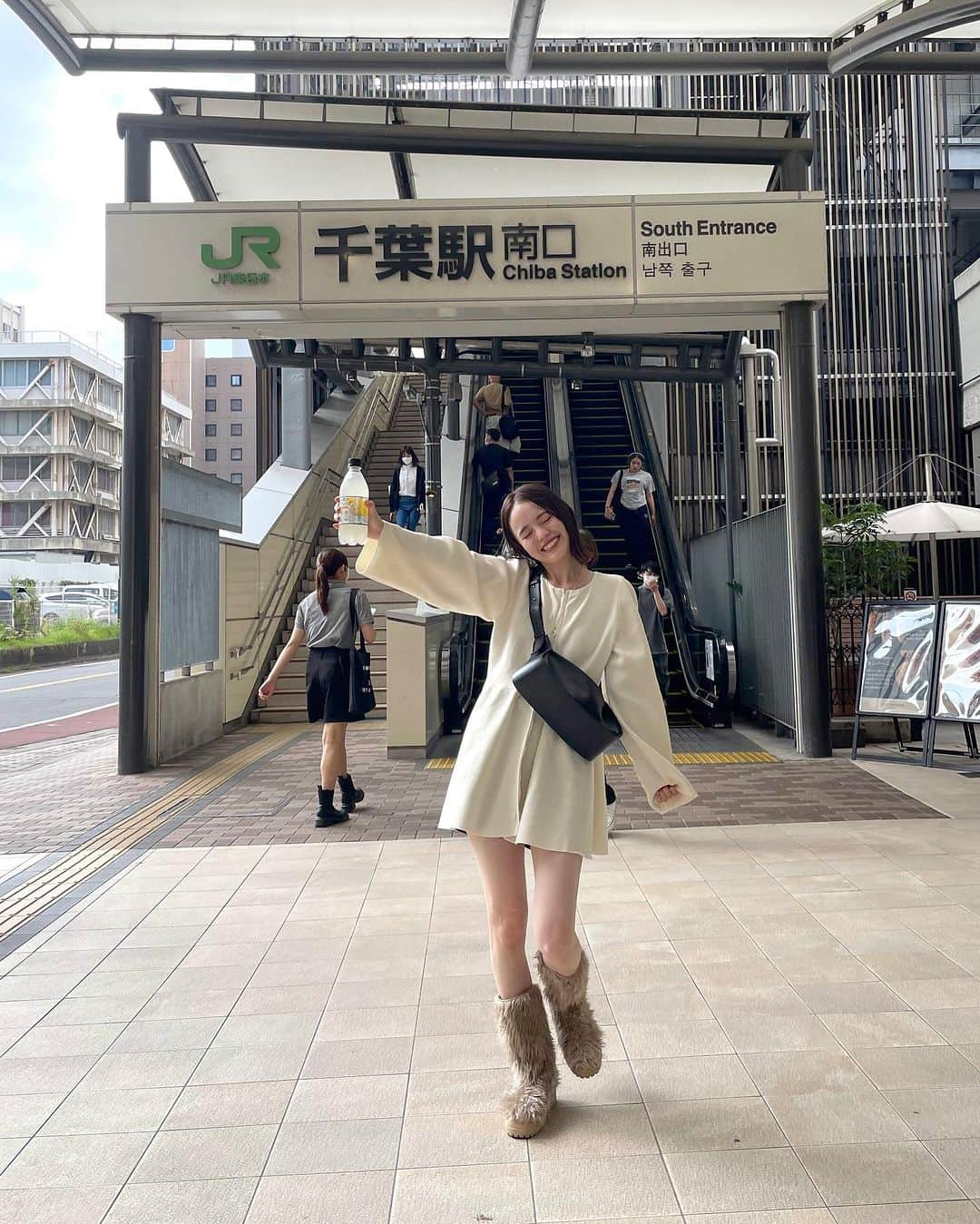 森川小百合さんのインスタグラム写真 - (森川小百合Instagram)「思い出📸  ついに#ペリエ千葉 オープン✨ 私もオープン当日と土曜の2日間も店頭に立たせていただきました❣️  お客様の温かさに終始幸せな気持ちな2日間  本当にありがとうございました！！  これからペリエの場所で色んなお客様とmysticが出会えますように☺️  私もまたペリエに行きます♡ 一瞬で大好きな大切なお店になりました🤍  @__kaoriiwasaki さん& @_toku109 ちゃん率いるペリエメンバーの皆もありがとう🙇🏻‍♀️！  あんまり店内撮れてなかった😫  そーいえば私も#wzipペプラムカーディガン ゲットできました〜〜！🔥  .   #mystic#mystic_2023ss#mystic_mystyle#コーディネート#ワンピースコーデ#ワンピ#秋#秋服#夏服#ワンピース#ジャケット#ジャケットコーデ#ミニスカ#スカート#スカパン#デート#デート服#おでかけ#おでかけコーデ#163cm#163cmコーデ#骨格ウェーブ #骨格ナチュラル#骨格ウェーブ#ニット#ニットコーディネート#秋#冬#千葉#ペリエ千葉」10月2日 21時10分 - lily.s_y