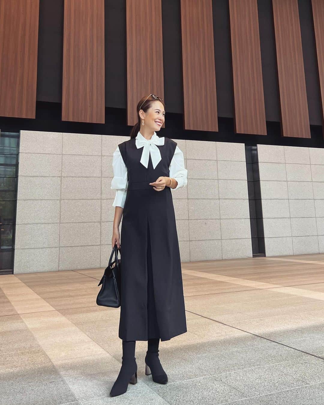 のインスタグラム：「#outfit . . 秋のお出かけコーデ。 着回ししやすいボウタイブラウスとジャンパースカートの組み合わせ✨ ブラウスもワンピースも @urs_official です❣️  #urs_official #urs_styling #ユアーズ #ボウタイブラウス #キーネックフロントタックジャンパースカート」