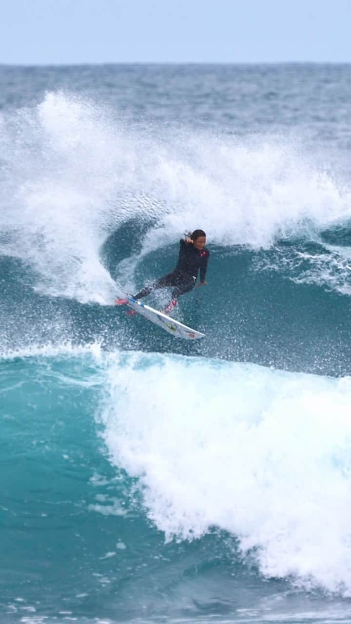 サリー・フィッツギボンズのインスタグラム：「Working on my craft with @gpangsurf one of the best there is. Fine tuning the CMG/Flux model for the waves here in Portugal… ready to lay some rail🇵🇹 👌🏼  The family @tcsurfboards are a dream to work with and their passion for all things surf is hard to match. Thanks for all the hard work team 🙏🏼 ————— @tandcsurf」