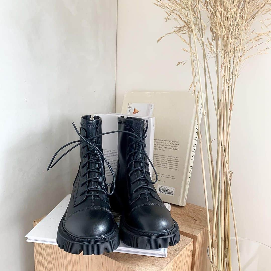 Y's Stellaのインスタグラム：「.@ys_stella_shop  🖤おすすめブーツ とっても軽くて歩きやすい！ しっかり幅もあるので幅広さんでも安心🤍 ふくらはぎも細見えしてくれる、ちょうど良い長さでとにかくオススメ🤍  お洋服はいつものスタイルでも足元を変えるだけで一気に今っぽくなる1足です🤍  また、こちらは好みによってインソール入りor無し ノーマルorあったかtypeが選べます✨  #ブーツ#ショートブーツ#レースアップブーツ#厚底ブーツ#秋物#秋冬」