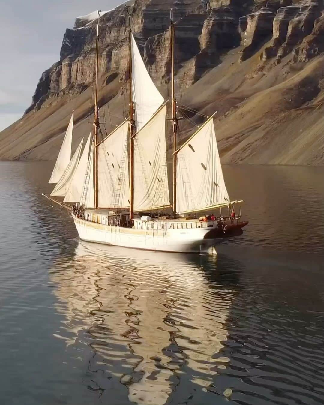 ヘンリロイドのインスタグラム：「OCEAN WARRIOR: FOUNDATION 1 EXPEDITION.  On September 1st, the Foundation I Expedition commenced at Longyear Port Svalbard with a diverse team, including scientists, journalists, a naturalist, a film crew, the Pro-Crew, and the Ocean Warrior Crew, led by Jim McNeill and in partnership with Henri Lloyd.   The day began with introductions by Jim McNeill and a crucial safety briefing by Captain Rasmus. Aboard the Ocean Warrior, they set sail, with the sailing vessel Linden providing comfort and amenities.   After four hours, they anchored at Trygghamna for the night, marking the start of their Arctic exploration journey.  Stay tuned for more updates on what the team got up-to!   Footage of the @sv__linden captured by @chris_barrett_photo   #oceanwarrior  #henrilloyd」