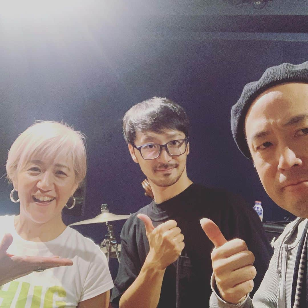 鈴木桃子さんのインスタグラム写真 - (鈴木桃子Instagram)「今日は10/6Mixtape Sessionsのスタジオリハでした🎶  盛りだくさんな内容で、いろんな意味で楽しくてwあっという間に終わっちゃった感じです😆 自分で言うのもなんですが、なかなか良い感じですよ〜💓  ①自撮り🤳by和泉くん ②鏡越し謎のガニ股ポーズのスリーショットby鈴木😜  ★2023年10月6日(金) 鈴木桃子&和泉聡志 "MIXTAPE SESSIONS" @hyphen自由が丘 http://r.goope.jp/hyphen/  和泉聡志(G,Cho) 鈴木桃子(Vo) 古賀圭侑(B)  開場 19:00  開演19:30  おかげさまでお席の方はsold outですが(ありがとうございます！)配信でもご覧いただけるので、もし良かったらオンラインでお楽しみくださいね😊 スペシャルゲストも乞うご期待！ どうぞよろしくお願いしま〜す💖  配信 ¥2000 http://ptix.at/HPSxdn  ☆『配信チケット』をご購入いただいたお客様に配信視聴URLをPeatix内のメールにてお送りいたします。  ☆メールは全て手送信となりますため、【ライブ中の購入】の際はURLの送付までお時間をいただく場合がございます。リアルタイムで鑑賞したい場合は早めのご購入をお願い致します。  #和泉聡志 #古賀圭侑 #鈴木桃子 #momokosuzuki #cosanostra #コーザノストラ #hyphen自由が丘 #シティハンター #cityhunter #劇場版シティハンター #北代桃子 #mixtapesessions」10月2日 21時13分 - momokosuzuki