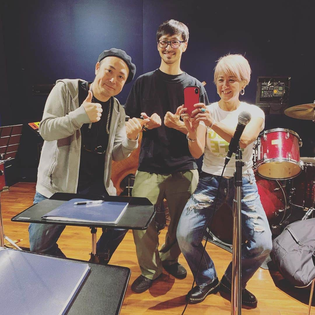 鈴木桃子さんのインスタグラム写真 - (鈴木桃子Instagram)「今日は10/6Mixtape Sessionsのスタジオリハでした🎶  盛りだくさんな内容で、いろんな意味で楽しくてwあっという間に終わっちゃった感じです😆 自分で言うのもなんですが、なかなか良い感じですよ〜💓  ①自撮り🤳by和泉くん ②鏡越し謎のガニ股ポーズのスリーショットby鈴木😜  ★2023年10月6日(金) 鈴木桃子&和泉聡志 "MIXTAPE SESSIONS" @hyphen自由が丘 http://r.goope.jp/hyphen/  和泉聡志(G,Cho) 鈴木桃子(Vo) 古賀圭侑(B)  開場 19:00  開演19:30  おかげさまでお席の方はsold outですが(ありがとうございます！)配信でもご覧いただけるので、もし良かったらオンラインでお楽しみくださいね😊 スペシャルゲストも乞うご期待！ どうぞよろしくお願いしま〜す💖  配信 ¥2000 http://ptix.at/HPSxdn  ☆『配信チケット』をご購入いただいたお客様に配信視聴URLをPeatix内のメールにてお送りいたします。  ☆メールは全て手送信となりますため、【ライブ中の購入】の際はURLの送付までお時間をいただく場合がございます。リアルタイムで鑑賞したい場合は早めのご購入をお願い致します。  #和泉聡志 #古賀圭侑 #鈴木桃子 #momokosuzuki #cosanostra #コーザノストラ #hyphen自由が丘 #シティハンター #cityhunter #劇場版シティハンター #北代桃子 #mixtapesessions」10月2日 21時13分 - momokosuzuki