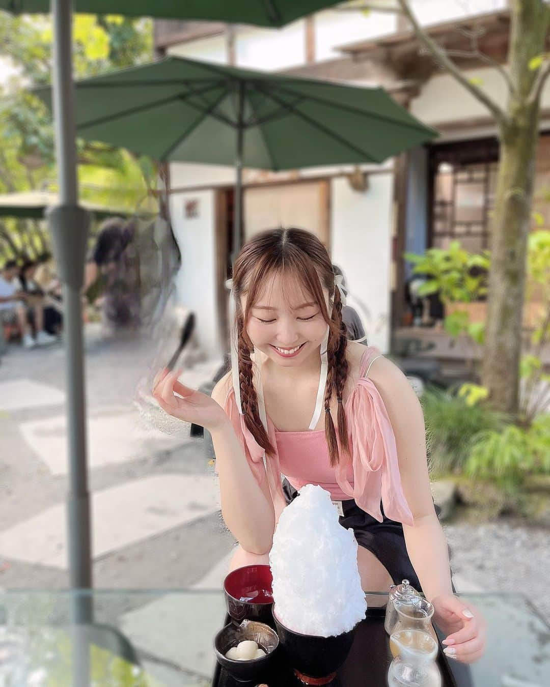 夏井さらさんのインスタグラム写真 - (夏井さらInstagram)「🍧🤍  お父さんと長瀞に＾＾♡  阿佐美冷蔵のかき氷がどうしても食べたくて一緒に並んでもらったの🥹🤝🏻🤝🏻  かき氷はもちろん美味しかったんだけど、トッピングの白玉が世界一美味しくて忘れられない美味しさでした…😮‍💨💕  . . . #阿佐美冷蔵 #長瀞グルメ」10月2日 21時13分 - sara_natsui