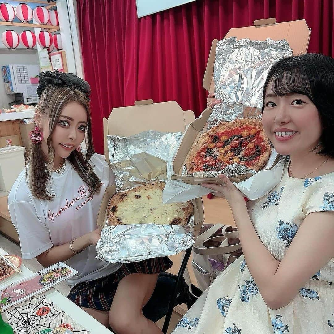 蒼井まやさんのインスタグラム写真 - (蒼井まやInstagram)「. ファンの方が差し入れしてくださった とってもとっても美味しいピッツァ🍕  《PIZZERIA & BAR NOHGA》 @pbnohga  🧀クアトロフォルマッジ（2,500円） ゴルゴンゾーラ、モッツァレラ、タレッジオ、パルミジャーノ・レッジャーノ  🍅シチリアーナ（1,680円） トマトソース、アンチョビ、トマト、ケッパー、オリーブ、ガーリック、オレガノ  グラドル文化祭8周年イベントにて♡ 差し入れしていただいてすごく美味しかったピッツァ♡  秋葉原にこんなオシャレなお店があるの？ っていう素敵なイタリアン🍝 イタリア製のピザ窯で焼き上げるピザはもちもちで香ばしく絶品🍕  この本格ピザがテイクアイトできるのめちゃ良き！ これは他のオタクと差がつくね！  お店も行ってみたい〜 秋葉原でデートしませんか？  🎪PIZZERIA & BAR NOHGA 📍 東京都千代田区外神田3-10-11 NOHGAHOTEL AKIHABARA TOKYO 1F 🚃秋葉原駅 徒歩6分  #秋葉原グルメ #秋葉原ランチ #秋葉原ディナー #秋葉原デート #秋葉原ごはん #秋葉原イタリアン #窯焼きピザ #窯焼きピッツァ #東京イタリアン #お持ち帰りグルメ #秋葉原テイクアイト #秋葉原テイクアウトグルメ #末広町グルメ #末広町ディナー #末広町ランチ #ピザスタグラム #麒麟一番搾り #一番搾り #クアトロフォルマッジ #シチリアーナ #ごちそうさまチャレンジで飢餓をなくそう #ごちそうさまチャレンジ」10月2日 21時14分 - mayayan_dayo