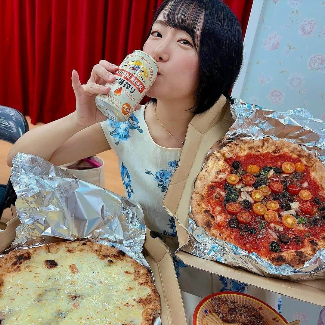 蒼井まやのインスタグラム：「. ファンの方が差し入れしてくださった とってもとっても美味しいピッツァ🍕  《PIZZERIA & BAR NOHGA》 @pbnohga  🧀クアトロフォルマッジ（2,500円） ゴルゴンゾーラ、モッツァレラ、タレッジオ、パルミジャーノ・レッジャーノ  🍅シチリアーナ（1,680円） トマトソース、アンチョビ、トマト、ケッパー、オリーブ、ガーリック、オレガノ  グラドル文化祭8周年イベントにて♡ 差し入れしていただいてすごく美味しかったピッツァ♡  秋葉原にこんなオシャレなお店があるの？ っていう素敵なイタリアン🍝 イタリア製のピザ窯で焼き上げるピザはもちもちで香ばしく絶品🍕  この本格ピザがテイクアイトできるのめちゃ良き！ これは他のオタクと差がつくね！  お店も行ってみたい〜 秋葉原でデートしませんか？  🎪PIZZERIA & BAR NOHGA 📍 東京都千代田区外神田3-10-11 NOHGAHOTEL AKIHABARA TOKYO 1F 🚃秋葉原駅 徒歩6分  #秋葉原グルメ #秋葉原ランチ #秋葉原ディナー #秋葉原デート #秋葉原ごはん #秋葉原イタリアン #窯焼きピザ #窯焼きピッツァ #東京イタリアン #お持ち帰りグルメ #秋葉原テイクアイト #秋葉原テイクアウトグルメ #末広町グルメ #末広町ディナー #末広町ランチ #ピザスタグラム #麒麟一番搾り #一番搾り #クアトロフォルマッジ #シチリアーナ #ごちそうさまチャレンジで飢餓をなくそう #ごちそうさまチャレンジ」