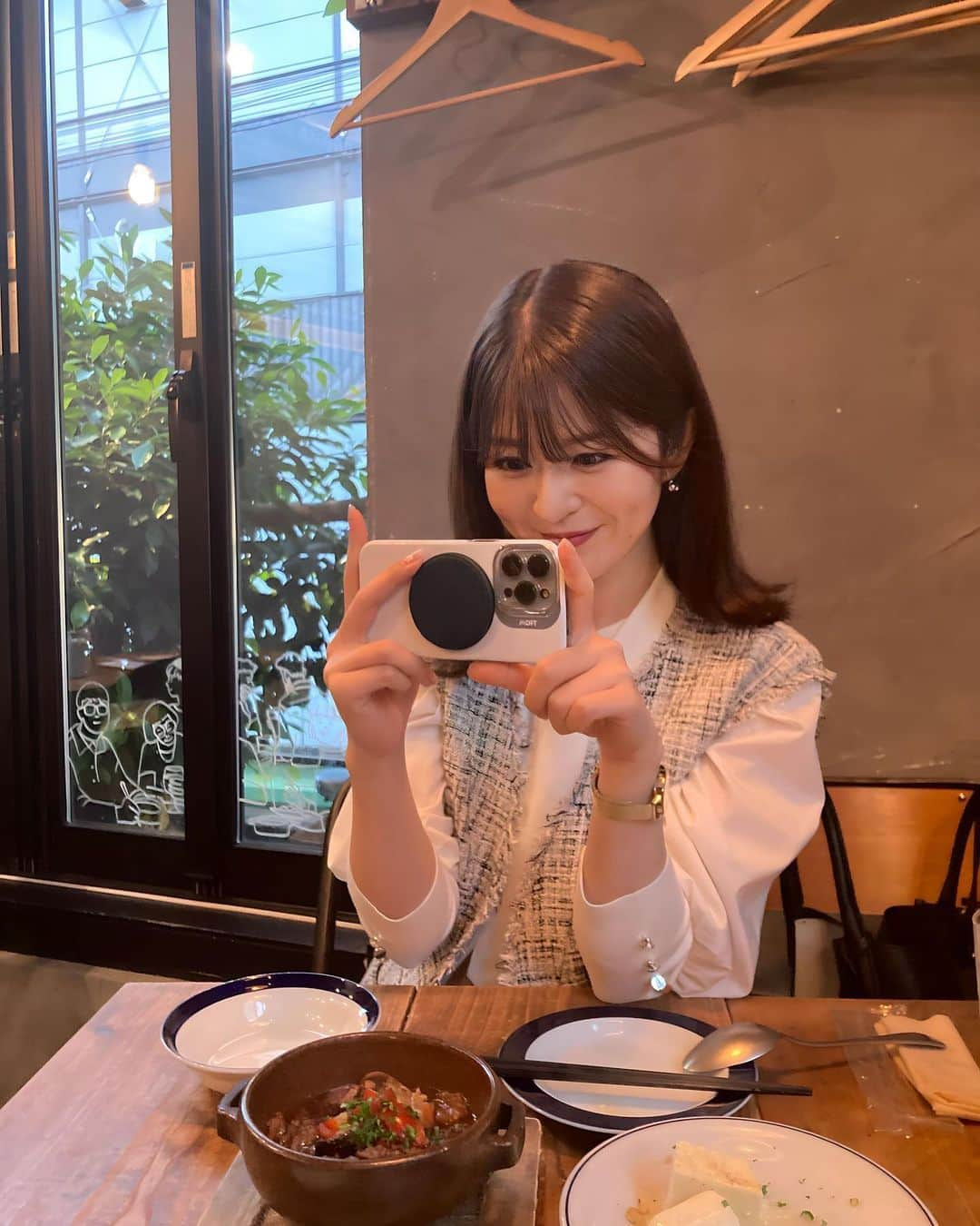 みゆこのインスタグラム：「休日カフェ巡りからの夜🥂♡⃛ ここのお店すごく美味しかった🙌  予約しないと長居難しい？ほど人気みたい🥹 おすすめメニューにあるハニーチーズ豆腐。 毎日食べたいくらい美味しかった😋笑 煮込み料理好きさん、ワイン🍷好きさんにおすすめ✨️  📍メヌード 中目黒 〒153-0051 東京都目黒区上目黒2丁目10-4  #休日ディナー#休日飲み#中目黒#中目黒グルメ#中目黒ディナー#メヌード#美味しかった😋#休日の過ごし方#ディナーデート」