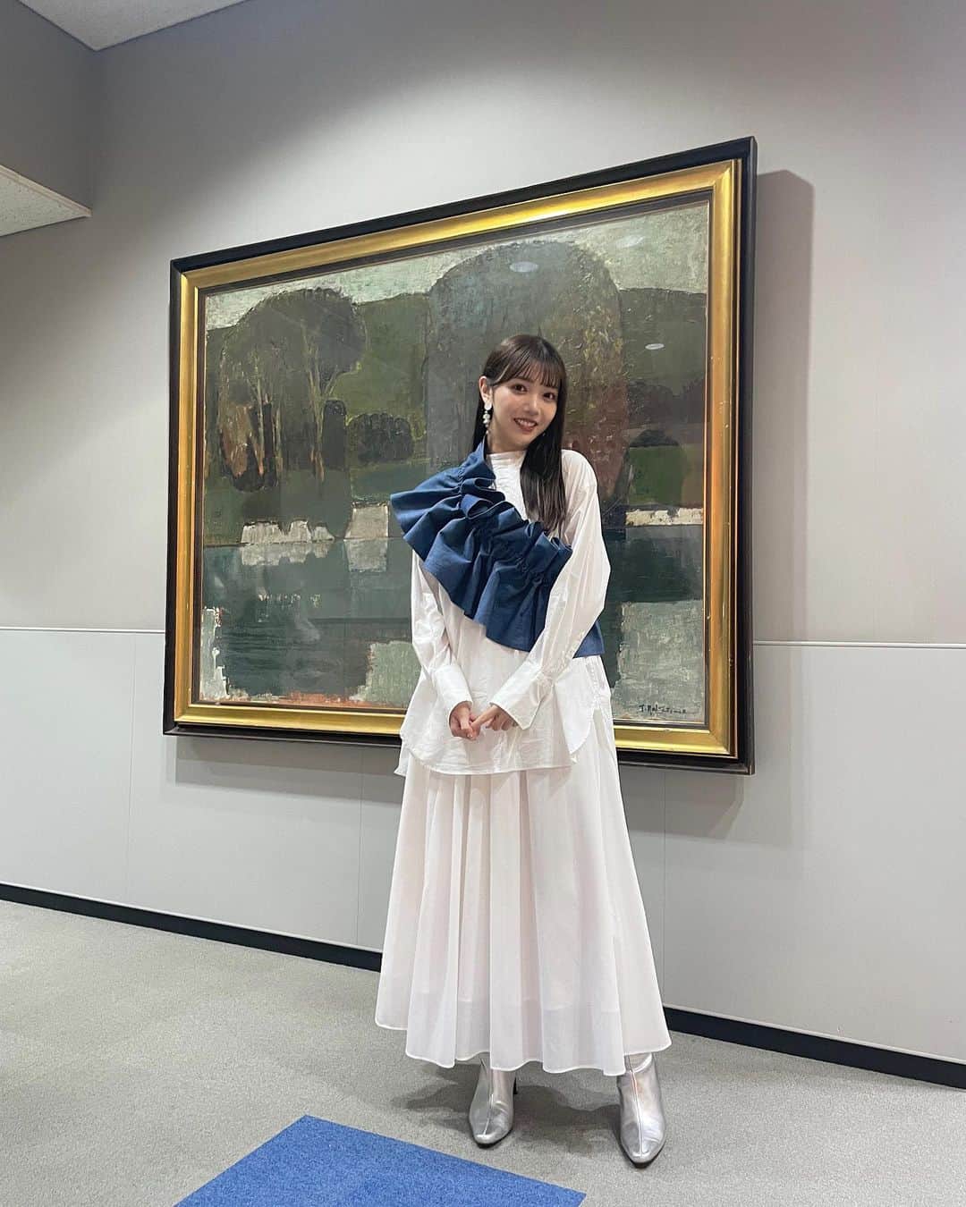 日向未来のインスタグラム：「デニムフリルが可愛すぎて👖💕  . \ スタジオ衣装♛ / 付け襟 @asknowaspinky ブーツ @labelleetude_official  実は7週連続スタジオ出演させてもらったんけど 毎回衣装が天才的にかわいい🤭🩶  久しぶりに髪の毛もストレート✌︎  #tbs #王様のブランチ  #日向未来 @mirai_hinata.official」