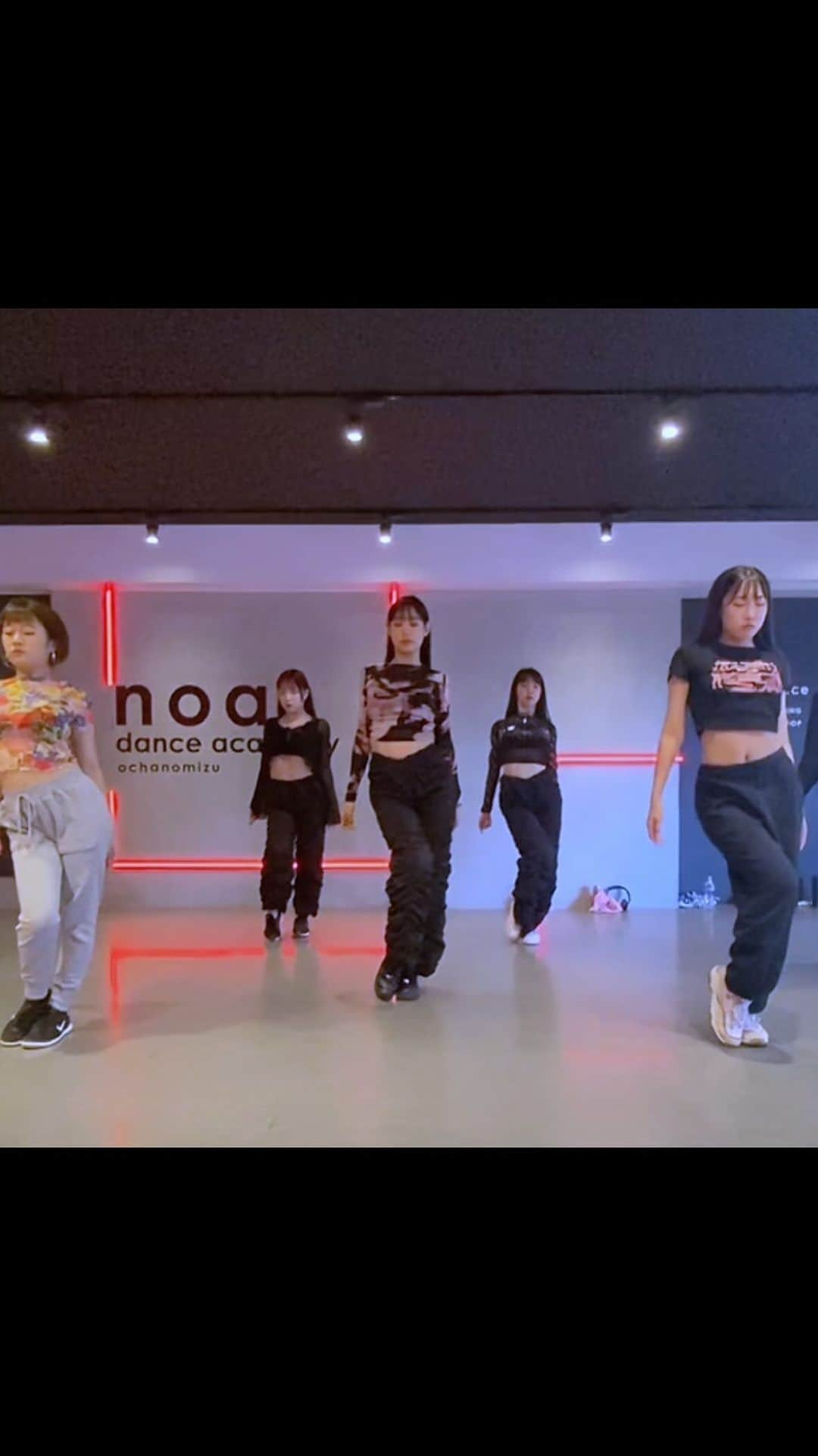 花岡なつみのインスタグラム：「❤︎❤︎❤︎  Maria / @_mariahwasa  choreo by @natsumi_hanaoka   dance with @ayano3015  @nenenen.dadance  @hnnoisy  @ta._miyu  @ashuri2006  @y_yui_105   Mariaラスト週でした☺️✨ 色んなテイストの振りこれからも踊っていこうね😽💕 いつも来てくれる皆んなありがとう❤️❤️  #maria#hwasa#jazzfunk#dance#choreo#choreography」