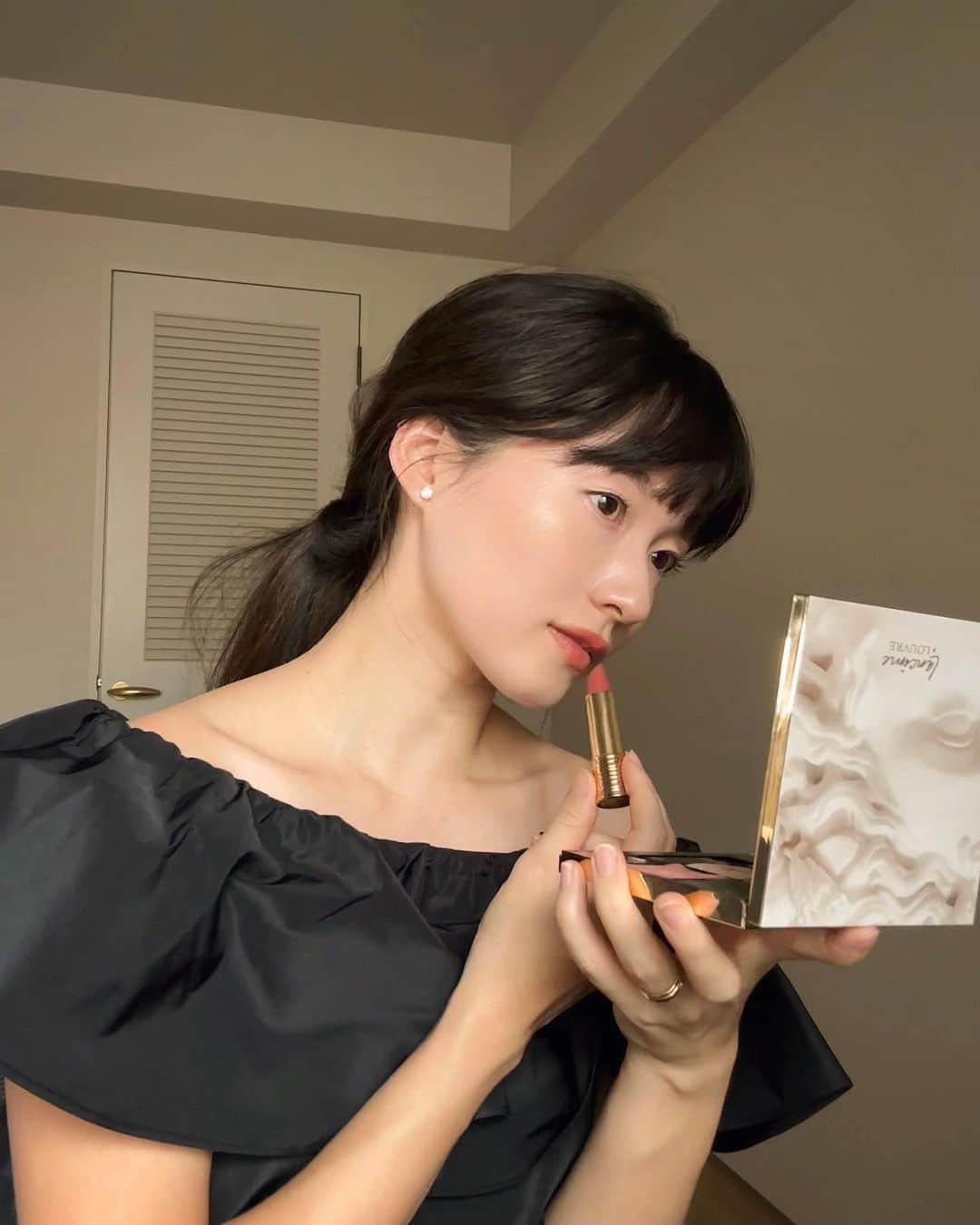 吉竹美聡のインスタグラム：「ずっと楽しみに待っていた美の豪華な特別共演　　 @lancomeofficial × @MuseeLouvre🪽🤍🤍🤍   肌なじみのよいハイライターと 目元に光とアクセントを 宿すアイシャドウが揃った「リシュリュー ウィング パレット」と、 クリーミーマットな質感で華やかなレッドから肌馴染みの良いピンクも可愛いらしい「ラプソリュ ルージュ ドラママット (限定パッケージ)」💋  美容液「ジェニフィック アドバンスト N」も女神のブロンズ像が描かれた限定ボトルで登場✨   光沢と美しい色彩でホリデーメイクアップを楽しめるだけでなく、置いて眺めるだけでも眼福アイテムです👼🏼10月13日(金)から数量限定発売✨   #ランコム #ルーヴルコレクシオン #LancomexLouvre #lancomemakeup#PR」