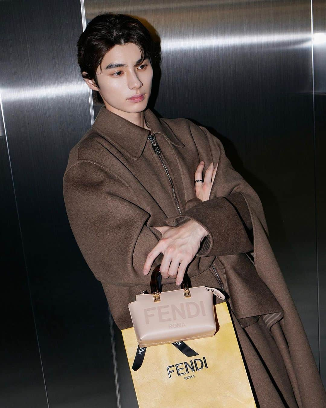 本田響矢のインスタグラム：「FENDI ByTheWay  あなたの大切な方へのギフトに素敵なバッグを。  #fendi  #FendiByTheWay」