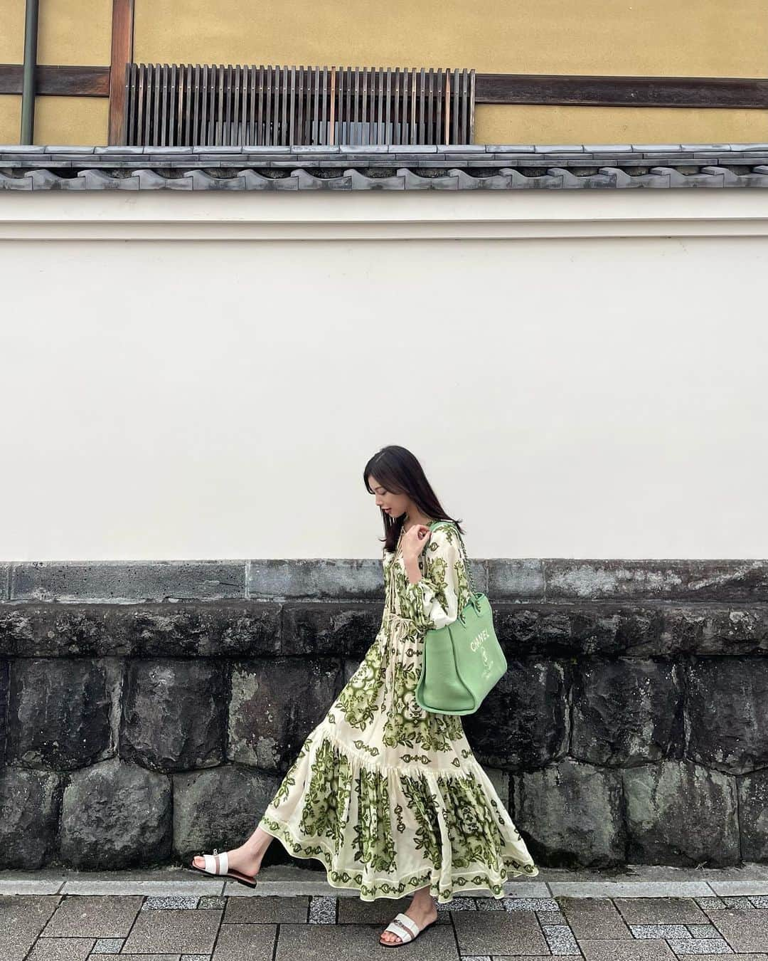 せたこのインスタグラム：「🐸🌱🤍  one piece @zimmermann  sandal @hermes   #Setakode #せたこーで」