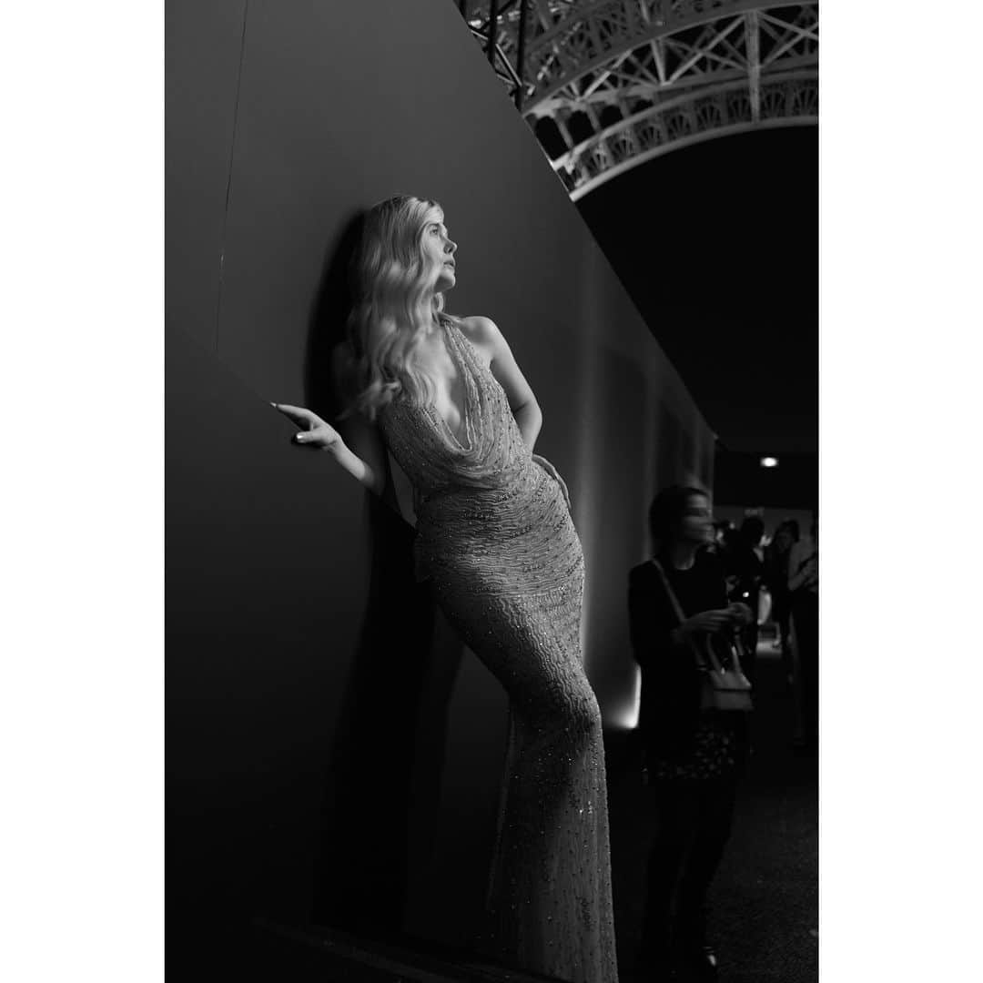 エル・ファニングのインスタグラム：「@lorealparis you have outdone yourself this year💥A runway under the Eiffel Tower💥Thank you Delphine for making every event full of joy and empowerment💥 And thanks @gregwilliamsphotography for these gorgeous shots and @evalongoria for your tequila shot…that is indeed not water in my cup ;)」