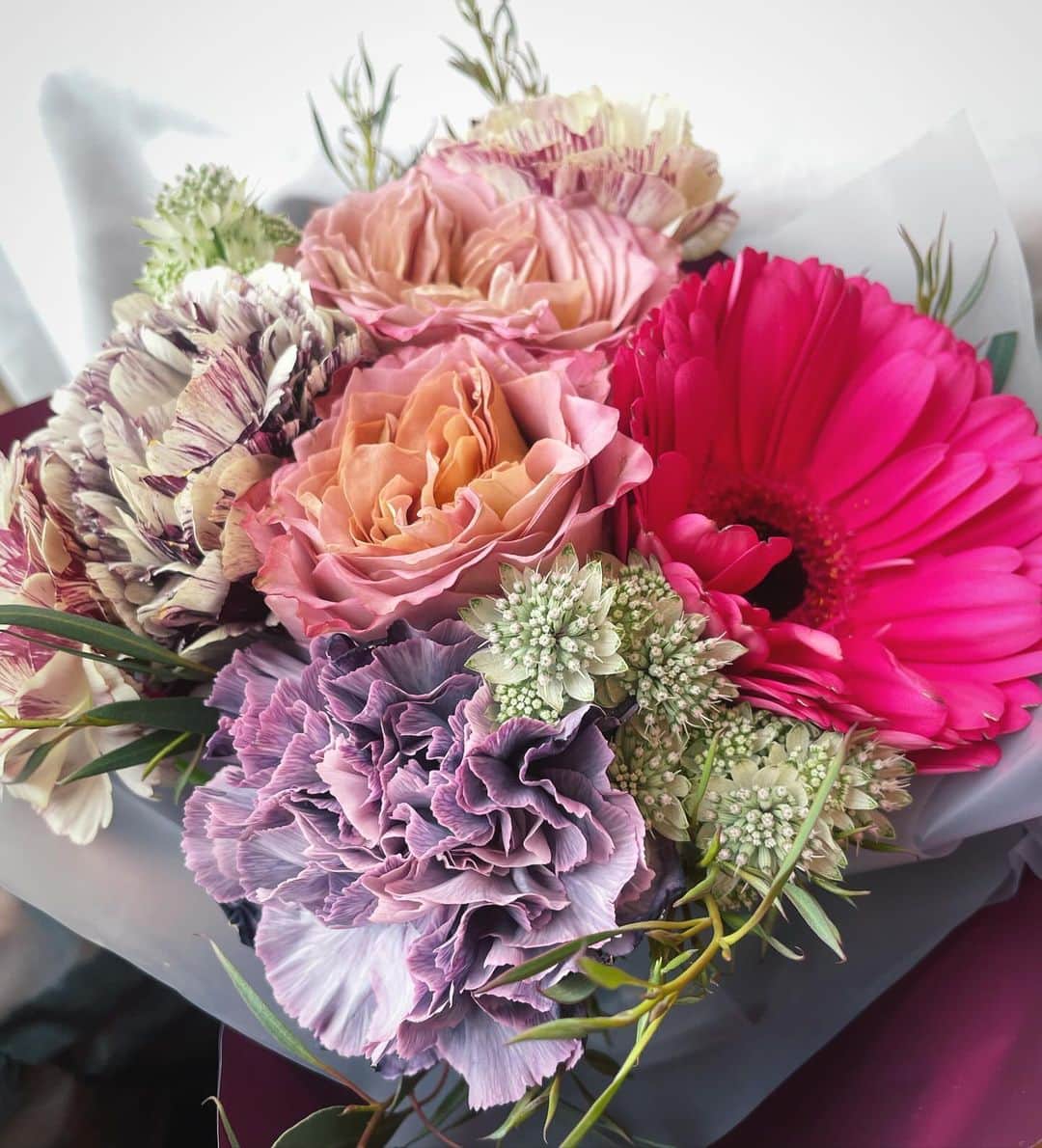 Manaさんのインスタグラム写真 - (ManaInstagram)「. 花束ってほんとに可愛いな💕 ⁡ お花が好きなので、もらうとすごく嬉しくて。 ⁡ 今までにいろんな方からもらった花束を 毎回写真におさめてる！😊💐 ⁡ ⁡ 写真をふりかえるとその時の気持ちが蘇って 幸せで嬉しい気分になります✨ ⁡ ⁡ ⁡ #flowerbouquet #花束 #花言葉 #思い出」10月2日 21時29分 - mana.tcy