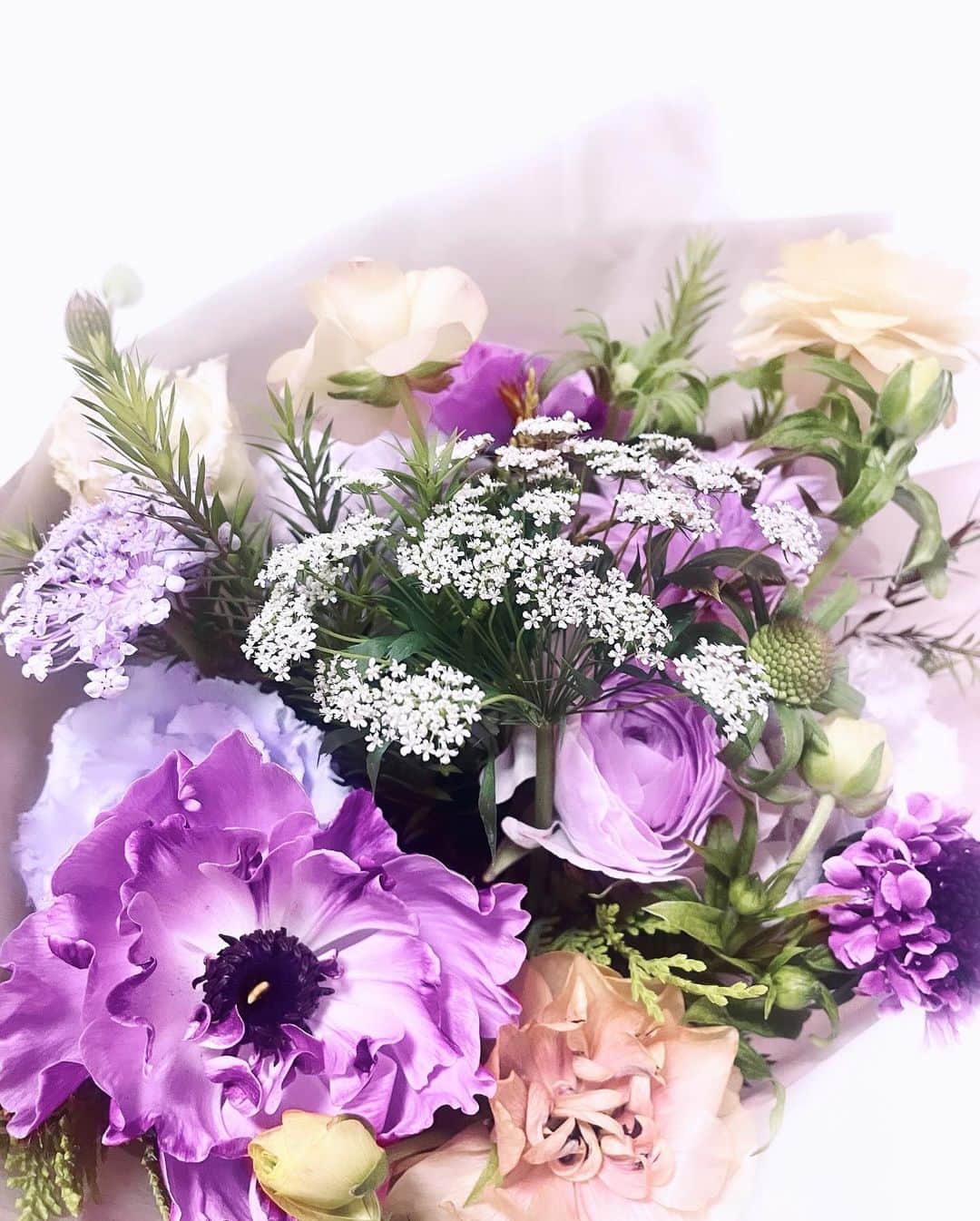 Manaさんのインスタグラム写真 - (ManaInstagram)「. 花束ってほんとに可愛いな💕 ⁡ お花が好きなので、もらうとすごく嬉しくて。 ⁡ 今までにいろんな方からもらった花束を 毎回写真におさめてる！😊💐 ⁡ ⁡ 写真をふりかえるとその時の気持ちが蘇って 幸せで嬉しい気分になります✨ ⁡ ⁡ ⁡ #flowerbouquet #花束 #花言葉 #思い出」10月2日 21時29分 - mana.tcy