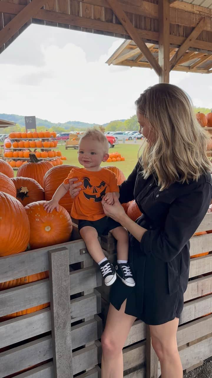 ダニエル・クヌッドソンのインスタグラム：「Rivers first Pumpkin patch 🎃🎃🎃 #pumpkinpatch」