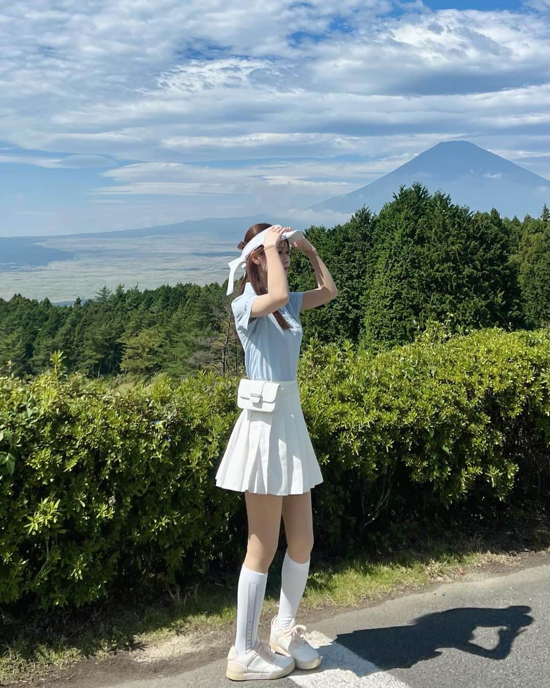 工藤はるかさんのインスタグラム写真 - (工藤はるかInstagram)「ゴルフシーズン到来🍃🌬️  なので、 いつもゴルフアカウントにしか載せてないけど たまにはこっちのアカウントにも🫢  この前行ったゴルフ場、見晴らしがとっても良くて 富士山が綺麗に見えた🗻✨  真夏もゴルフ沢山したけど 日焼けだけは気をつけていて、 ゴルフ頻繁に行ってる割には焼けてない方なのでは..！🌤️  UVカットのインナーたくさん試したけど、 最近のヒットは @somuaclub のアームストッキング🥖  見ての通り、お肌に近いベージュで目立たないの◎  UVインナー着ない方がおしゃれだけど、 焼けたくなくて諦めてたけど いまのところこれが一番自然でウェアの邪魔せず着れる👏🏻  これからたくさん使うことになりそうなので 追加で購入しようと思ってる☺️  (提供ありがとうございました🙇🏻♡)」10月2日 21時22分 - har_326