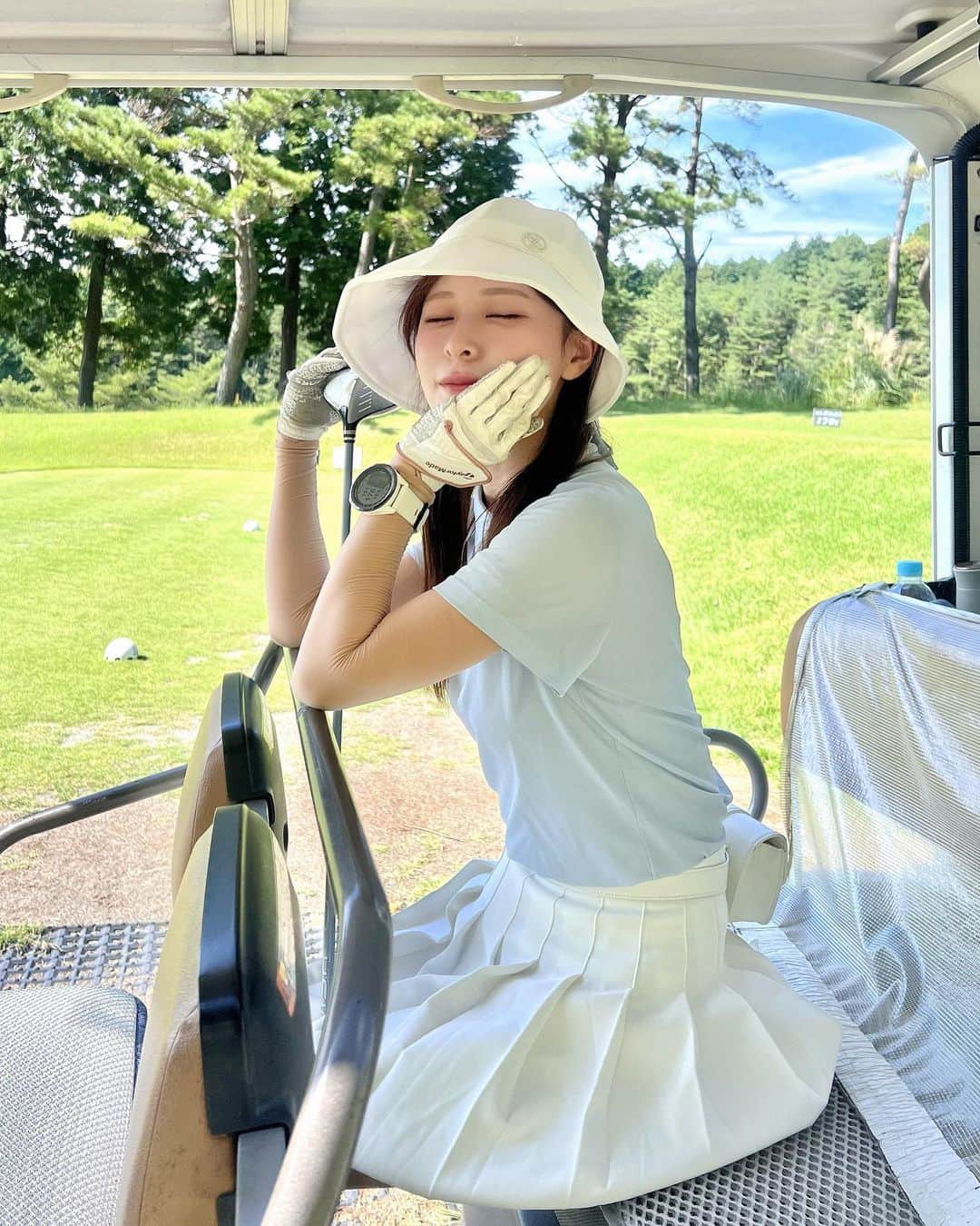 工藤はるかさんのインスタグラム写真 - (工藤はるかInstagram)「ゴルフシーズン到来🍃🌬️  なので、 いつもゴルフアカウントにしか載せてないけど たまにはこっちのアカウントにも🫢  この前行ったゴルフ場、見晴らしがとっても良くて 富士山が綺麗に見えた🗻✨  真夏もゴルフ沢山したけど 日焼けだけは気をつけていて、 ゴルフ頻繁に行ってる割には焼けてない方なのでは..！🌤️  UVカットのインナーたくさん試したけど、 最近のヒットは @somuaclub のアームストッキング🥖  見ての通り、お肌に近いベージュで目立たないの◎  UVインナー着ない方がおしゃれだけど、 焼けたくなくて諦めてたけど いまのところこれが一番自然でウェアの邪魔せず着れる👏🏻  これからたくさん使うことになりそうなので 追加で購入しようと思ってる☺️  (提供ありがとうございました🙇🏻♡)」10月2日 21時22分 - har_326