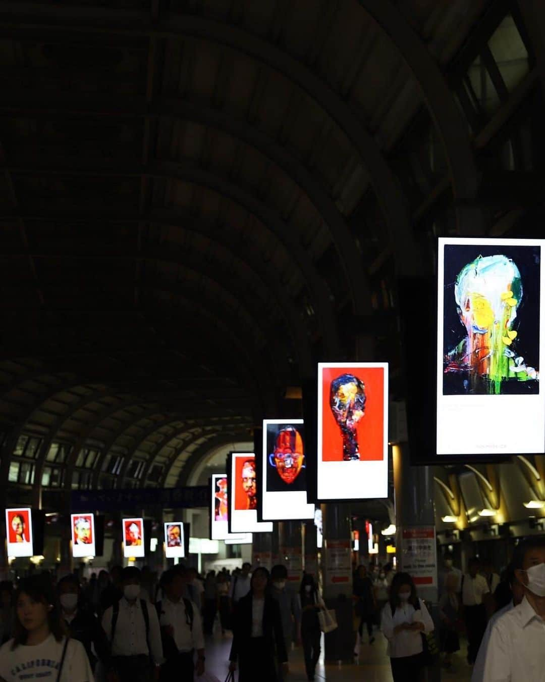 井田幸昌のインスタグラム：「ステーションを美術館に。 大阪、新大阪、三ノ宮、東京、品川から京都駅へ。 全国六ヶ所の駅中のデジタルサイネージをジャックしたった😎💥 領域展開！！パンタレイ！…ははは。笑 駅に行かれた際はふと見上げてみて下さい。 各駅のスポットが、一瞬だけ美術館に変わります。  京都市京セラ美術館へ続く道をつくった。  Turn a station into a museum. From Osaka, Shin-Osaka, Sannomiya, Tokyo, Shinagawa to Kyoto Station. I take over digital signage in six stations all over Japan😎💥. Hahaha. 👑 Please look up when you go there. The spot at each station will turn into an art museum for a moment.  I made a path leading to the Kyoto Kyocera Museum of Art.  #東京 #品川 #三ノ宮 #新大阪 #大阪 #京都 #tokyo #shinagawa #sannomiya #shinoosaka #oosaka #kyoto  井田幸昌展「Panta Rhei | パンタ・レイ − 世界が存在する限り」 2023年9月30日(土) - 12月3日(日) 京都市京セラ美術館  Yukimasa Ida Exhibition "Panta Rhei | Panta Rhei – For as long as the world turns Saturday, September 30 - Sunday, December 3, 2023 Kyocera Museum of Art, Kyoto  Panta Rhei - For as long as the world turns 30th Sep. - 3rd Dec. 2023 Kyoto City KYOCERA Museum of Art Photo @rkrkrk  #井田幸昌 #井田幸昌展  #京都市京セラ美術館 #KyotocityKYOCERAmuseum #yukimasaida」