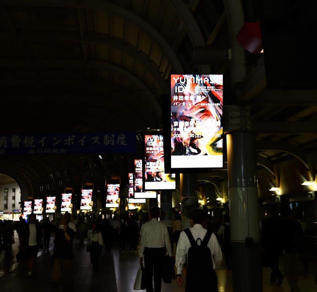 井田幸昌さんのインスタグラム写真 - (井田幸昌Instagram)「ステーションを美術館に。 大阪、新大阪、三ノ宮、東京、品川から京都駅へ。 全国六ヶ所の駅中のデジタルサイネージをジャックしたった😎💥 領域展開！！パンタレイ！…ははは。笑 駅に行かれた際はふと見上げてみて下さい。 各駅のスポットが、一瞬だけ美術館に変わります。  京都市京セラ美術館へ続く道をつくった。  Turn a station into a museum. From Osaka, Shin-Osaka, Sannomiya, Tokyo, Shinagawa to Kyoto Station. I take over digital signage in six stations all over Japan😎💥. Hahaha. 👑 Please look up when you go there. The spot at each station will turn into an art museum for a moment.  I made a path leading to the Kyoto Kyocera Museum of Art.  #東京 #品川 #三ノ宮 #新大阪 #大阪 #京都 #tokyo #shinagawa #sannomiya #shinoosaka #oosaka #kyoto  井田幸昌展「Panta Rhei | パンタ・レイ − 世界が存在する限り」 2023年9月30日(土) - 12月3日(日) 京都市京セラ美術館  Yukimasa Ida Exhibition "Panta Rhei | Panta Rhei – For as long as the world turns Saturday, September 30 - Sunday, December 3, 2023 Kyocera Museum of Art, Kyoto  Panta Rhei - For as long as the world turns 30th Sep. - 3rd Dec. 2023 Kyoto City KYOCERA Museum of Art Photo @rkrkrk  #井田幸昌 #井田幸昌展  #京都市京セラ美術館 #KyotocityKYOCERAmuseum #yukimasaida」10月2日 21時24分 - yukimasaida