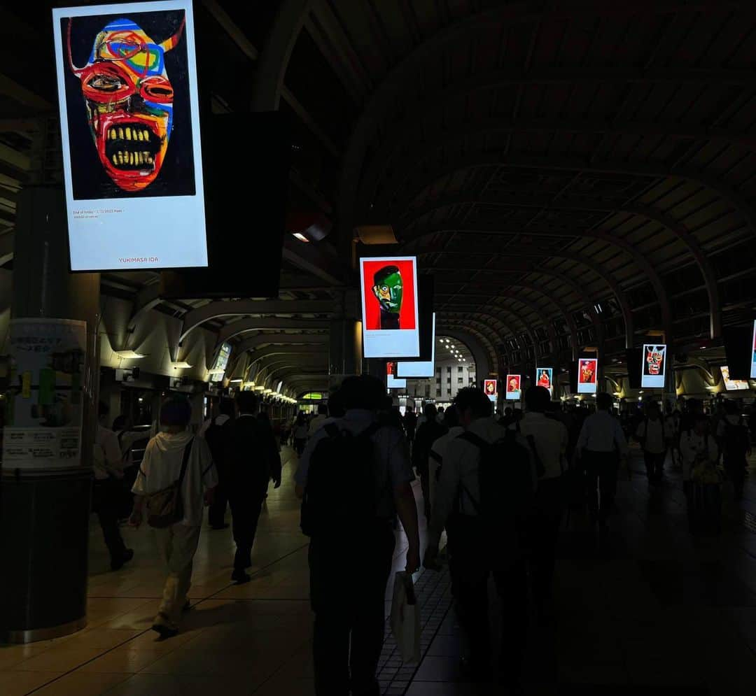 井田幸昌さんのインスタグラム写真 - (井田幸昌Instagram)「ステーションを美術館に。 大阪、新大阪、三ノ宮、東京、品川から京都駅へ。 全国六ヶ所の駅中のデジタルサイネージをジャックしたった😎💥 領域展開！！パンタレイ！…ははは。笑 駅に行かれた際はふと見上げてみて下さい。 各駅のスポットが、一瞬だけ美術館に変わります。  京都市京セラ美術館へ続く道をつくった。  Turn a station into a museum. From Osaka, Shin-Osaka, Sannomiya, Tokyo, Shinagawa to Kyoto Station. I take over digital signage in six stations all over Japan😎💥. Hahaha. 👑 Please look up when you go there. The spot at each station will turn into an art museum for a moment.  I made a path leading to the Kyoto Kyocera Museum of Art.  #東京 #品川 #三ノ宮 #新大阪 #大阪 #京都 #tokyo #shinagawa #sannomiya #shinoosaka #oosaka #kyoto  井田幸昌展「Panta Rhei | パンタ・レイ − 世界が存在する限り」 2023年9月30日(土) - 12月3日(日) 京都市京セラ美術館  Yukimasa Ida Exhibition "Panta Rhei | Panta Rhei – For as long as the world turns Saturday, September 30 - Sunday, December 3, 2023 Kyocera Museum of Art, Kyoto  Panta Rhei - For as long as the world turns 30th Sep. - 3rd Dec. 2023 Kyoto City KYOCERA Museum of Art Photo @rkrkrk  #井田幸昌 #井田幸昌展  #京都市京セラ美術館 #KyotocityKYOCERAmuseum #yukimasaida」10月2日 21時24分 - yukimasaida