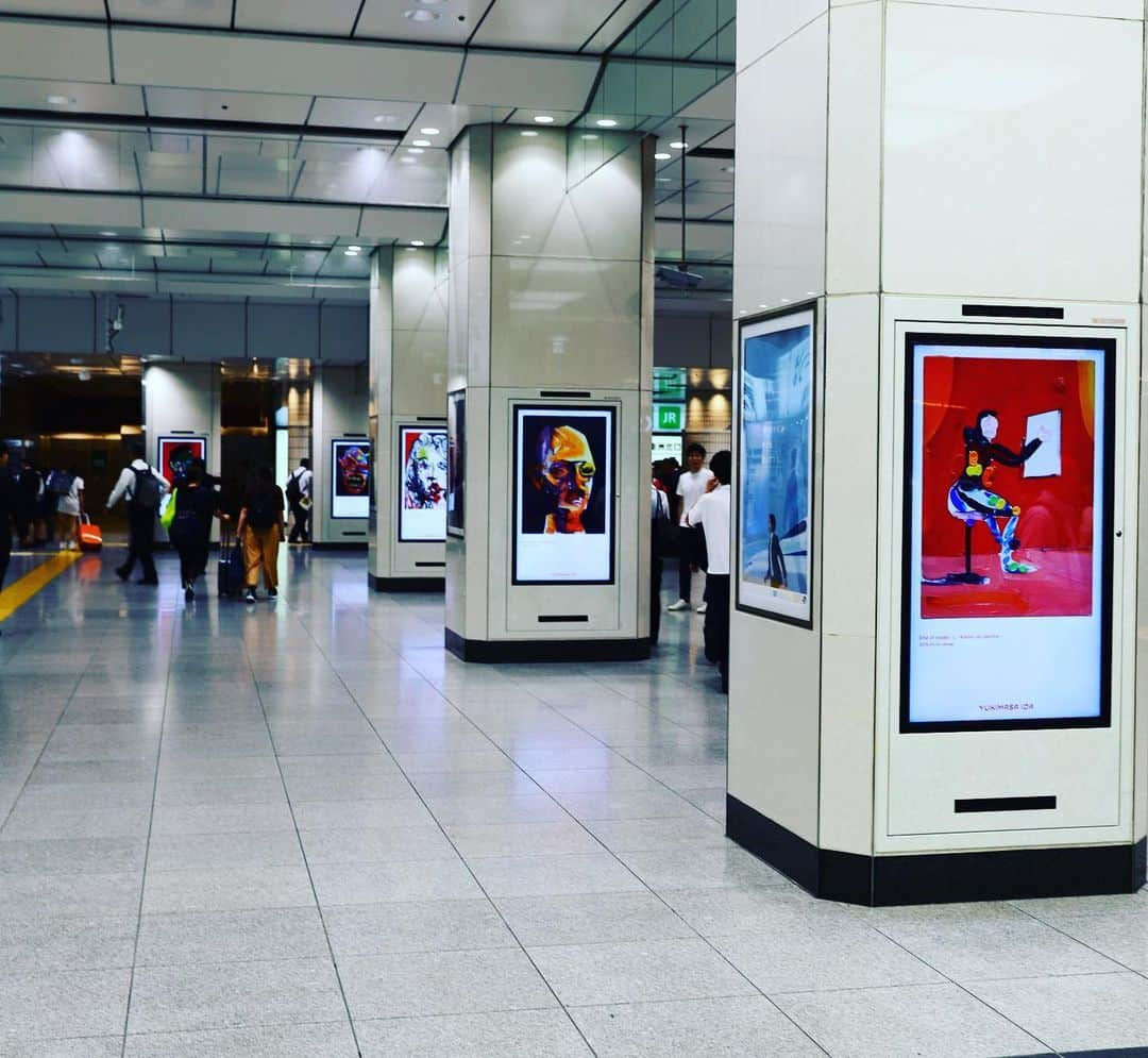 井田幸昌さんのインスタグラム写真 - (井田幸昌Instagram)「ステーションを美術館に。 大阪、新大阪、三ノ宮、東京、品川から京都駅へ。 全国六ヶ所の駅中のデジタルサイネージをジャックしたった😎💥 領域展開！！パンタレイ！…ははは。笑 駅に行かれた際はふと見上げてみて下さい。 各駅のスポットが、一瞬だけ美術館に変わります。  京都市京セラ美術館へ続く道をつくった。  Turn a station into a museum. From Osaka, Shin-Osaka, Sannomiya, Tokyo, Shinagawa to Kyoto Station. I take over digital signage in six stations all over Japan😎💥. Hahaha. 👑 Please look up when you go there. The spot at each station will turn into an art museum for a moment.  I made a path leading to the Kyoto Kyocera Museum of Art.  #東京 #品川 #三ノ宮 #新大阪 #大阪 #京都 #tokyo #shinagawa #sannomiya #shinoosaka #oosaka #kyoto  井田幸昌展「Panta Rhei | パンタ・レイ − 世界が存在する限り」 2023年9月30日(土) - 12月3日(日) 京都市京セラ美術館  Yukimasa Ida Exhibition "Panta Rhei | Panta Rhei – For as long as the world turns Saturday, September 30 - Sunday, December 3, 2023 Kyocera Museum of Art, Kyoto  Panta Rhei - For as long as the world turns 30th Sep. - 3rd Dec. 2023 Kyoto City KYOCERA Museum of Art Photo @rkrkrk  #井田幸昌 #井田幸昌展  #京都市京セラ美術館 #KyotocityKYOCERAmuseum #yukimasaida」10月2日 21時24分 - yukimasaida