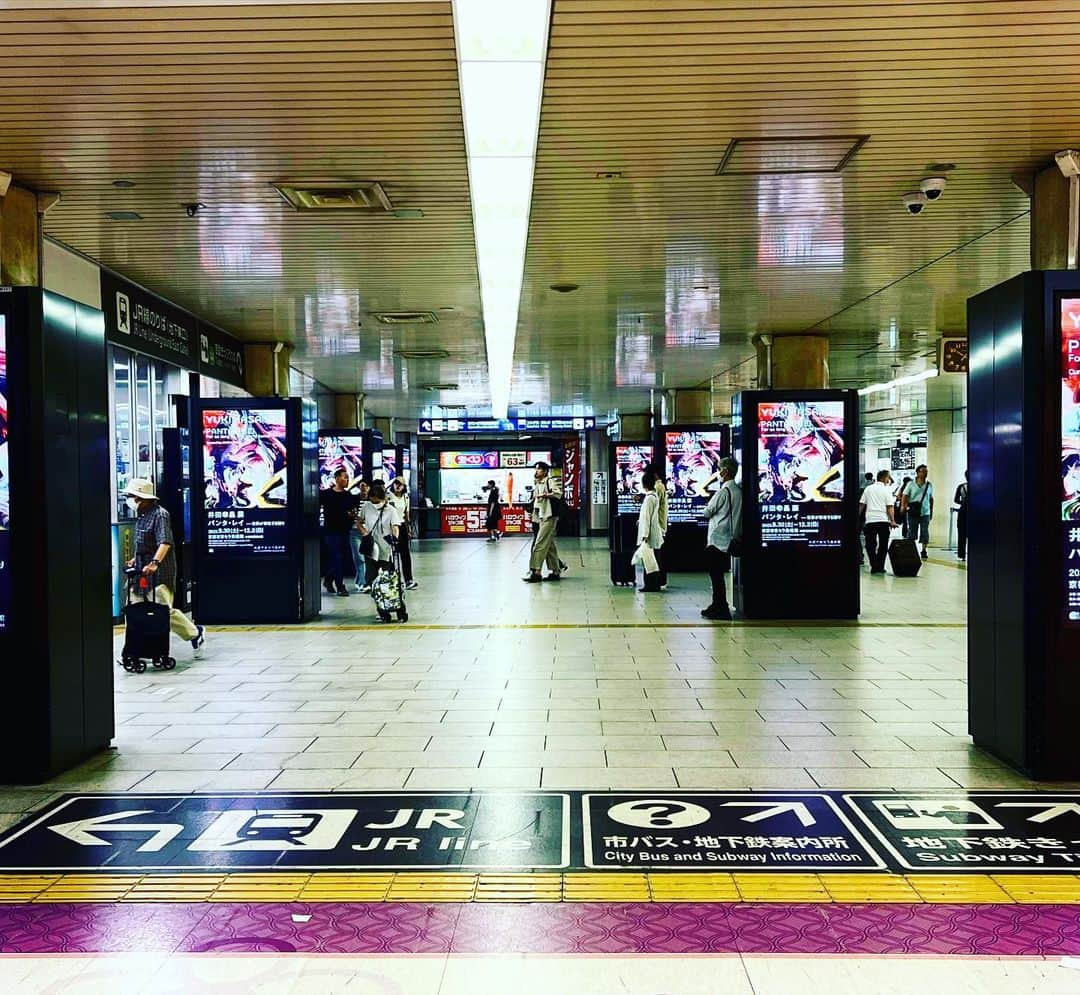 井田幸昌さんのインスタグラム写真 - (井田幸昌Instagram)「ステーションを美術館に。 大阪、新大阪、三ノ宮、東京、品川から京都駅へ。 全国六ヶ所の駅中のデジタルサイネージをジャックしたった😎💥 領域展開！！パンタレイ！…ははは。笑 駅に行かれた際はふと見上げてみて下さい。 各駅のスポットが、一瞬だけ美術館に変わります。  京都市京セラ美術館へ続く道をつくった。  Turn a station into a museum. From Osaka, Shin-Osaka, Sannomiya, Tokyo, Shinagawa to Kyoto Station. I take over digital signage in six stations all over Japan😎💥. Hahaha. 👑 Please look up when you go there. The spot at each station will turn into an art museum for a moment.  I made a path leading to the Kyoto Kyocera Museum of Art.  #東京 #品川 #三ノ宮 #新大阪 #大阪 #京都 #tokyo #shinagawa #sannomiya #shinoosaka #oosaka #kyoto  井田幸昌展「Panta Rhei | パンタ・レイ − 世界が存在する限り」 2023年9月30日(土) - 12月3日(日) 京都市京セラ美術館  Yukimasa Ida Exhibition "Panta Rhei | Panta Rhei – For as long as the world turns Saturday, September 30 - Sunday, December 3, 2023 Kyocera Museum of Art, Kyoto  Panta Rhei - For as long as the world turns 30th Sep. - 3rd Dec. 2023 Kyoto City KYOCERA Museum of Art Photo @rkrkrk  #井田幸昌 #井田幸昌展  #京都市京セラ美術館 #KyotocityKYOCERAmuseum #yukimasaida」10月2日 21時24分 - yukimasaida