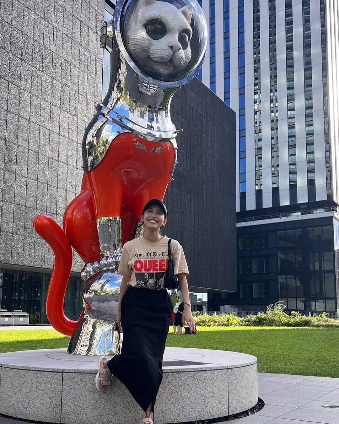 早坂風海さんのインスタグラム写真 - (早坂風海Instagram)「にゃん🐈 ⁡ ⁡ 今日こそはどうか猫様にお会いできないかな〜 ってキョロキョロしながら路地を歩くのが好き🤭 ⁡ フィルムカメラとか持って、「よし！見つけるぞ！」っていう時ほど現れてくれないねんなぁ〜 ⁡ そういう所も好き🐈‍⬛ ⁡ ⁡ ⁡ #早坂風海のネコ歩き #4枚目の猫様の表情が好きすぎる ⁡#早坂風海 #カザスタグラム」10月2日 21時24分 - kazami42_official