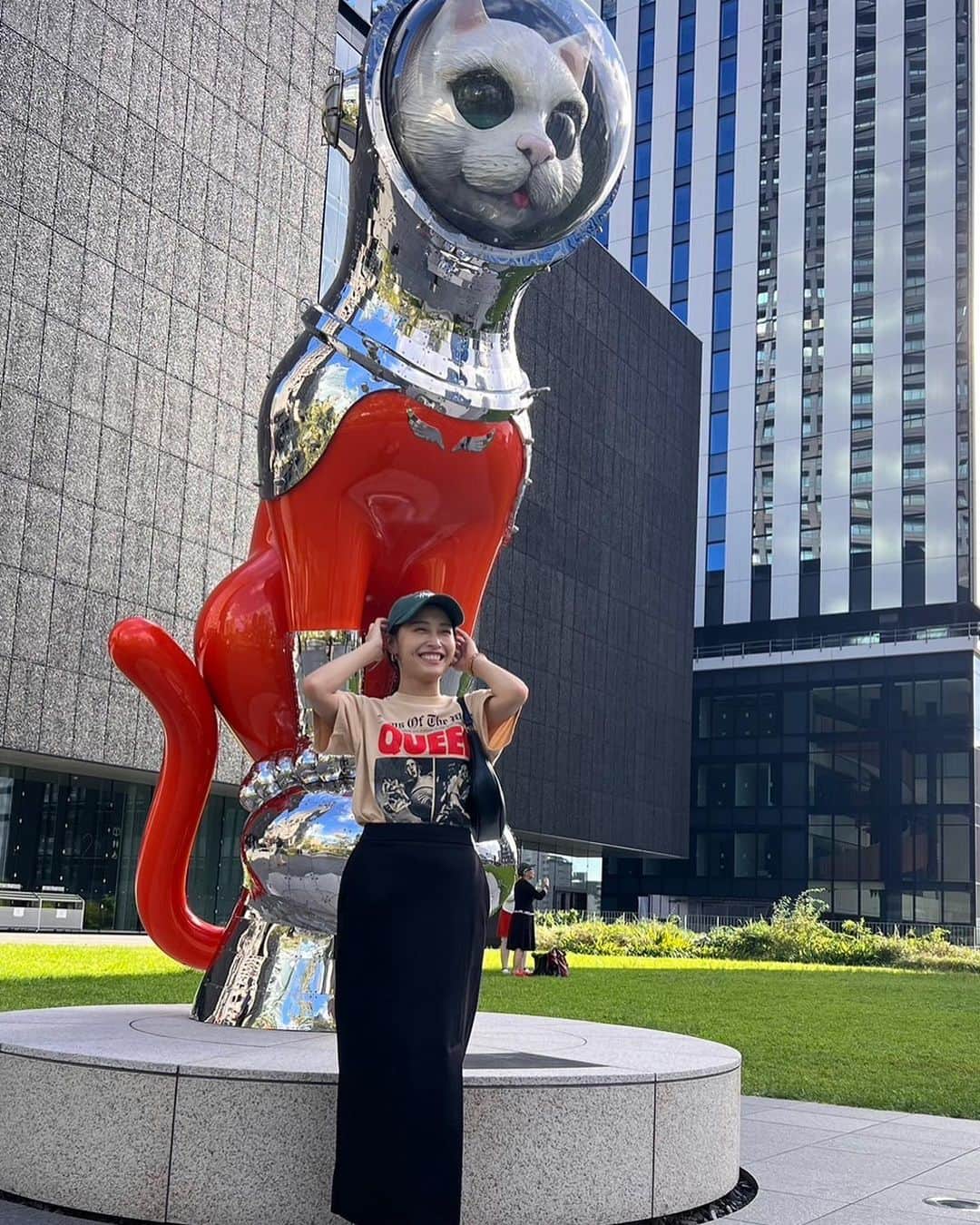早坂風海さんのインスタグラム写真 - (早坂風海Instagram)「にゃん🐈 ⁡ ⁡ 今日こそはどうか猫様にお会いできないかな〜 ってキョロキョロしながら路地を歩くのが好き🤭 ⁡ フィルムカメラとか持って、「よし！見つけるぞ！」っていう時ほど現れてくれないねんなぁ〜 ⁡ そういう所も好き🐈‍⬛ ⁡ ⁡ ⁡ #早坂風海のネコ歩き #4枚目の猫様の表情が好きすぎる ⁡#早坂風海 #カザスタグラム」10月2日 21時24分 - kazami42_official