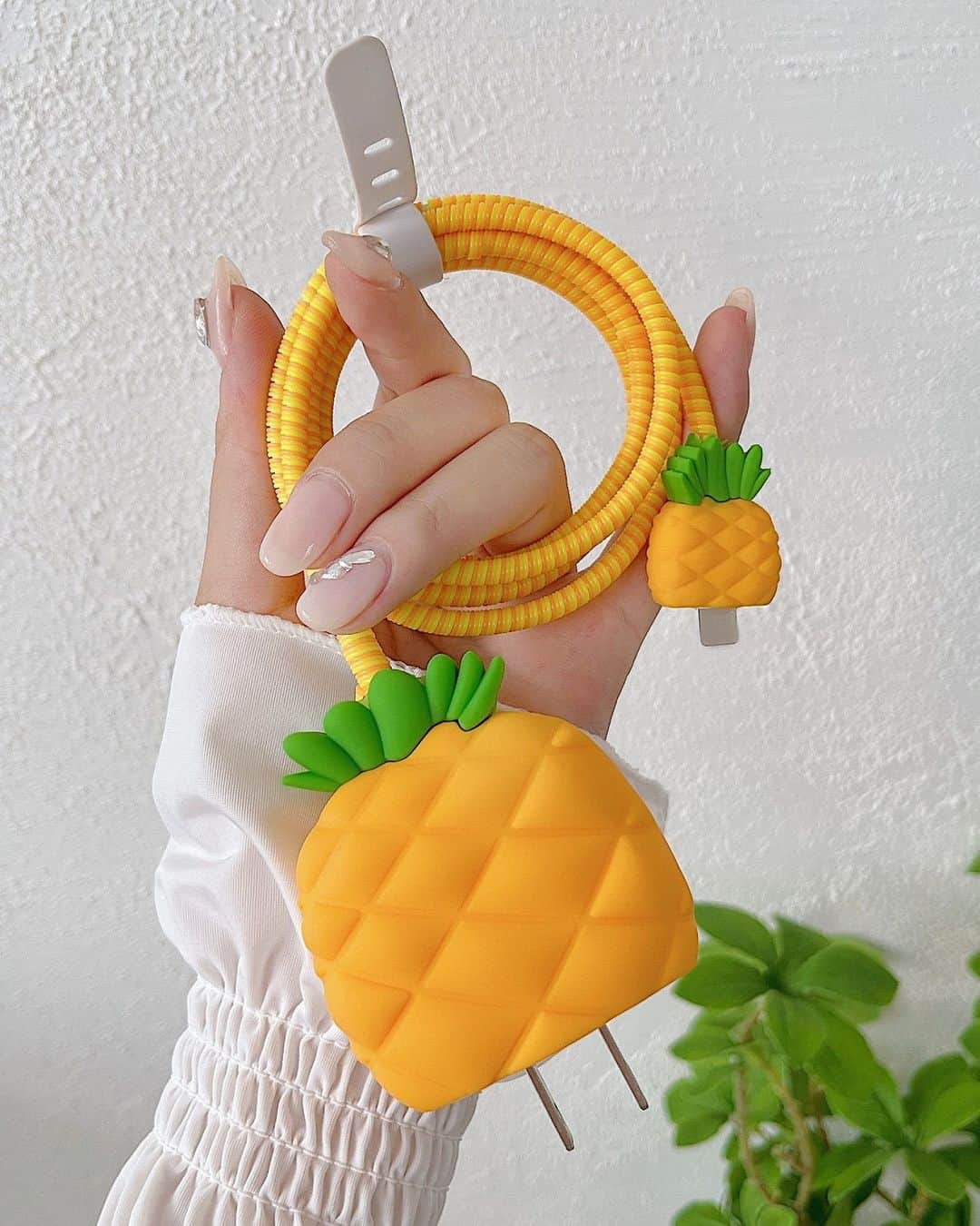 SHEINさんのインスタグラム写真 - (SHEINInstagram)「Protect your tech but make it CUTE 🤩🔌 Drop a 🌼🖤 or 🍍 in the comments for the plug & play case that'd get you wired & inspired 👇  🔎20377828 16754529 19291758  #SHEIN #SHEINforAll #SHEINstyle #fashion #chic #saveinstyle」10月2日 21時30分 - sheinofficial