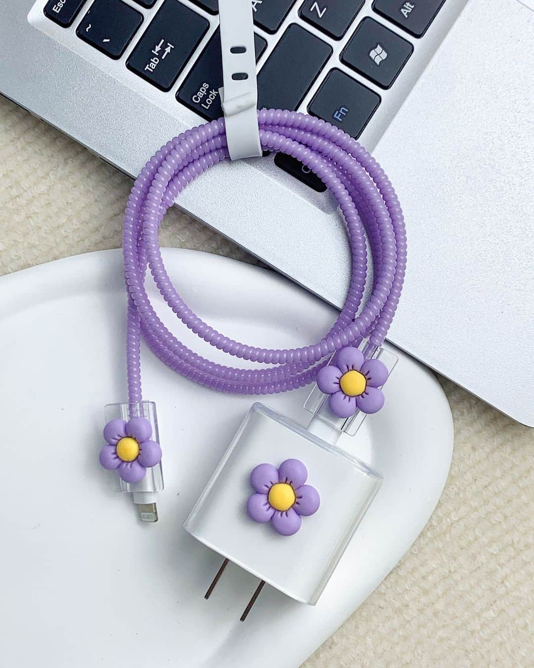 SHEINのインスタグラム：「Protect your tech but make it CUTE 🤩🔌 Drop a 🌼🖤 or 🍍 in the comments for the plug & play case that'd get you wired & inspired 👇  🔎20377828 16754529 19291758  #SHEIN #SHEINforAll #SHEINstyle #fashion #chic #saveinstyle」