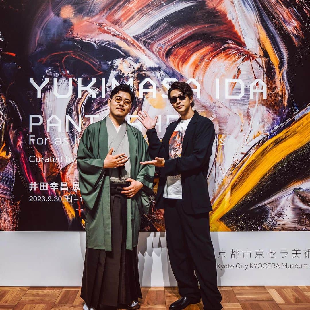 三浦翔平のインスタグラム：「@yukimasaida   井田幸昌展 『Panta Rhei｜パンタ・レイ － 世界が存在する限り』 へ行ってきました。  色んな思いが込み上げてきましたが、とにかく素晴らしいです。  是非、彼の魂の作品を肌で感じて欲しいと思います。  #個展 #井田幸昌  #一期一会 #京セラ美術館」