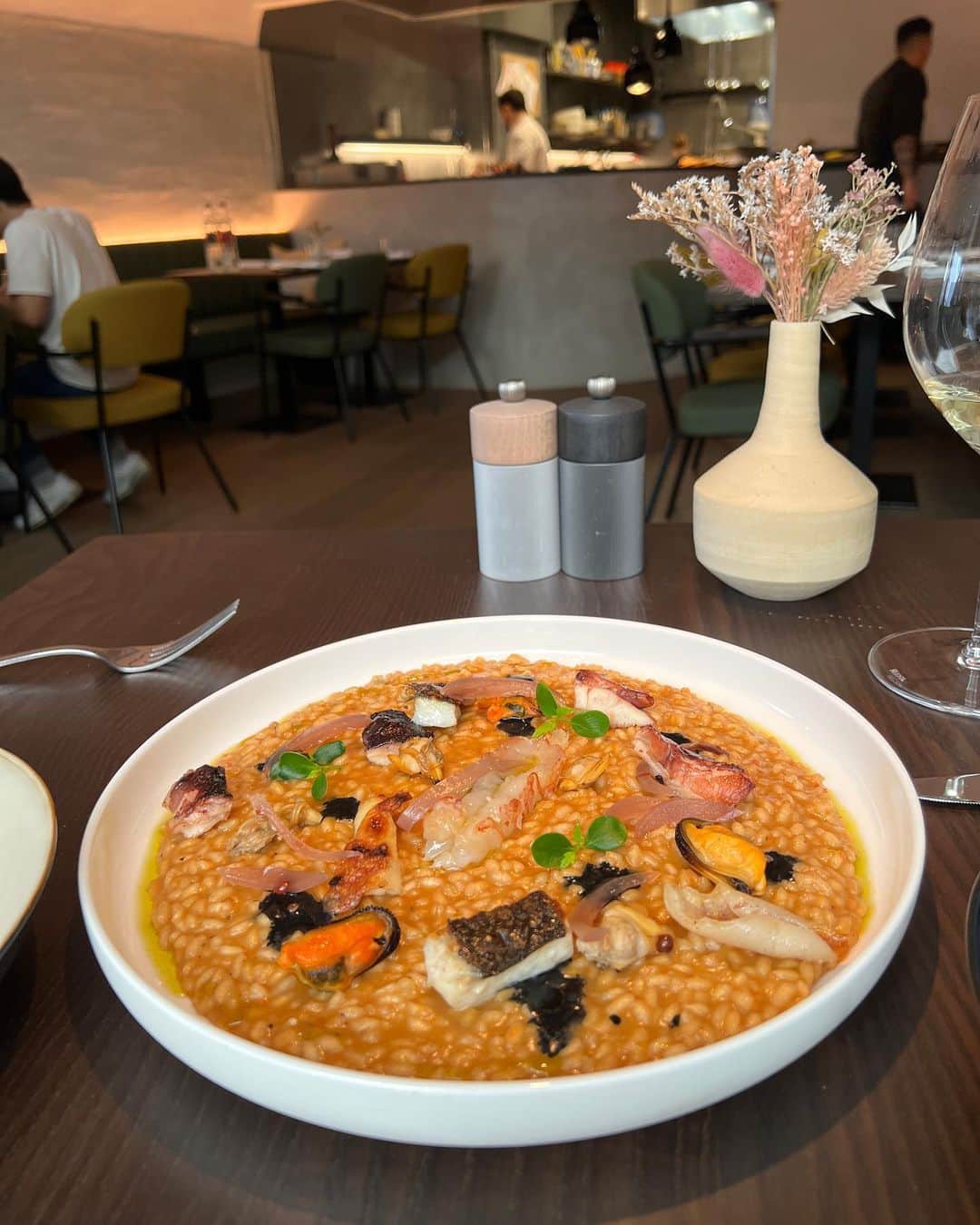 のインスタグラム：「😋😋😋🇦🇹❤️ 旅行中はがっつり3食ゼッタイ食べるからもうずっとお腹いっぱい苦しくて幸せ😚😚😚❤️ 2キロふとったから戻すぞおっ😌🥹😌」