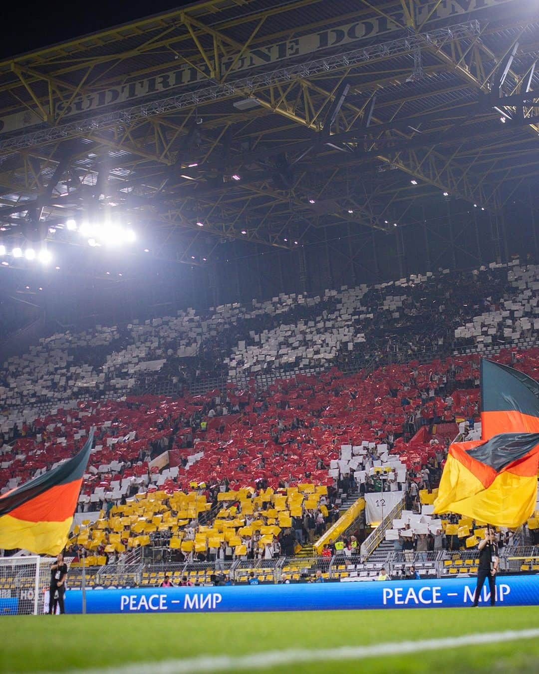 フィリップ・ラームのインスタグラム：「Nächstes Jahr bekommt das @dfb_team mit dem Heimturnier eine Gelegenheit, die eine Generation höchstens einmal im Leben erhält. Wenn bei allen das Wir im Vordergrund steht, stehen die Chancen sehr gut, dass uns wieder etwas Großes gelingt. Die Fans sind bereit, das hat man nachdem 2:1 gegen Frankreich gespürt. Mehr dazu in meiner aktuellen @zeit Kolumne.」