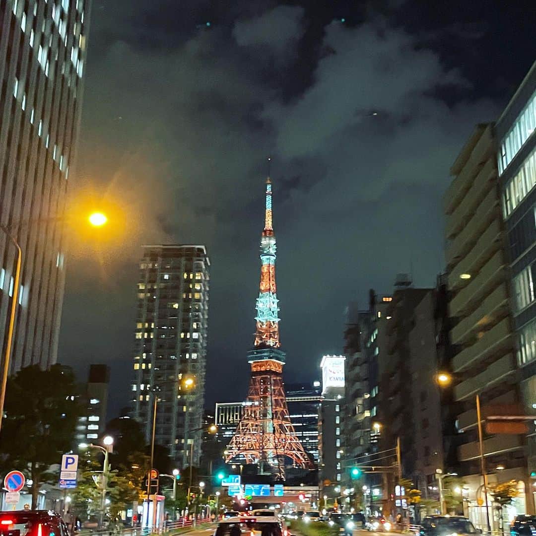 のインスタグラム：「今日もクッキリ❣️ 秋めいてきて、空気も澄んでるのか、今日の東京タワー🗼はいつにも増して美しい😍  夫を銀座に送っていく往路。 せっかく銀座まで出るから、 ちょっとプラプラ…、なんてできない普段着で　どスッピンで出てきてしまった私。 大人しく帰ります。  昨夜 やっと寝るときのエアコンを切ることができました。 今日は日中もエアコンに頼らず過ごせた。。大好きな秋がやってきた🥰  ゴルフの秋 食欲の秋 え？どちらも季節問わず楽しんでるじゃんて？  間違いない！  #東京タワー  #夜景」
