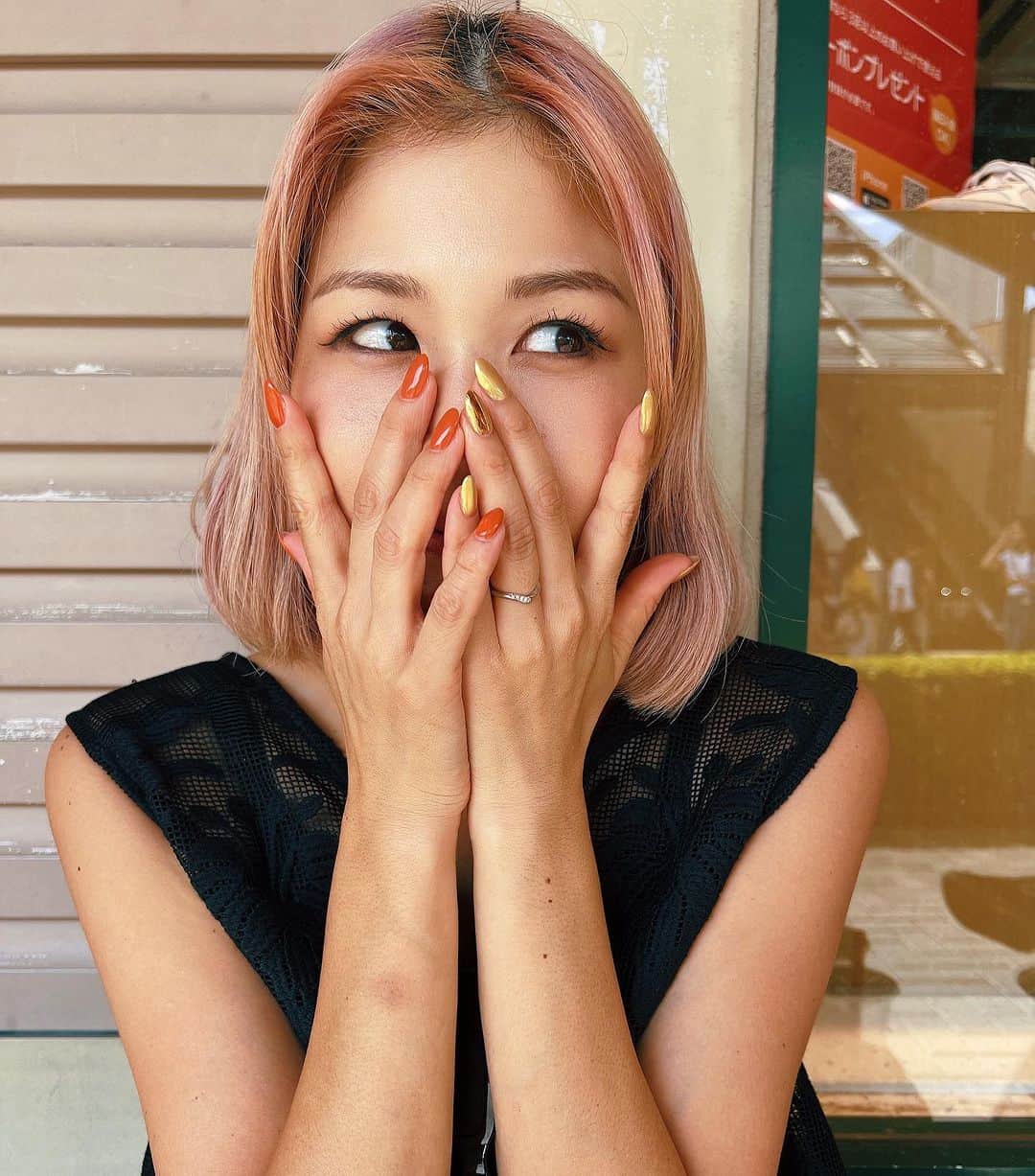 HARUKA MUTOのインスタグラム：「Hello October🎃　  空気がようやく秋になってきた。 new nailも秋仕様に♡  ひまが撮ってくれた📷🤍  10月は行事が盛り沢山!!! ひま運動会楽しんでね💛 マミーも楽しむよ💛  それにしても残り3ヶ月とか早すぎるよ!!! こないだあけおめ言うてたやん!!!  #lovemyfamily #october #nail #fashion  #秋ネイル #姉妹ママ #女の子ママ  #腕に謎のあおたん」