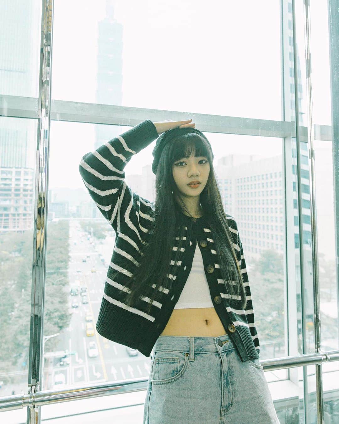 GU TAIWANさんのインスタグラム写真 - (GU TAIWANInstagram)「身為一個會為穿搭苦惱的人，那麼選擇當季必備的百搭單品就是非常重要的！在此讓我為大家推薦GU女裝圓領開襟外套！能夠適用在各種場合，一件多穿隨時轉換你的風格。   紮實的織法很耐穿，既保暖又不厚重，能當外套也能變成單純的上身，你也可以和我一樣只扣一個扣子，裡面搭GU的短版平口背心，下身搭GU的低腰寬鬆牛仔褲，還是能保有原本酷辣的個性呀！而且是完全的無痛入手價NT$790元，快和我一起平價入手這麼優質的百搭單品吧！   歡迎穿搭高手們，隨時分享自己的搭配！也可到GU StyleHint APP找尋更多穿搭靈感💙💛   @gu_taiwan #GUTaiwan #GUrbanExplorer #YOURFREEDOM #讓時尚更自由 #GU美型針織外套 #cardigan100種穿搭」10月2日 21時27分 - gu_taiwan