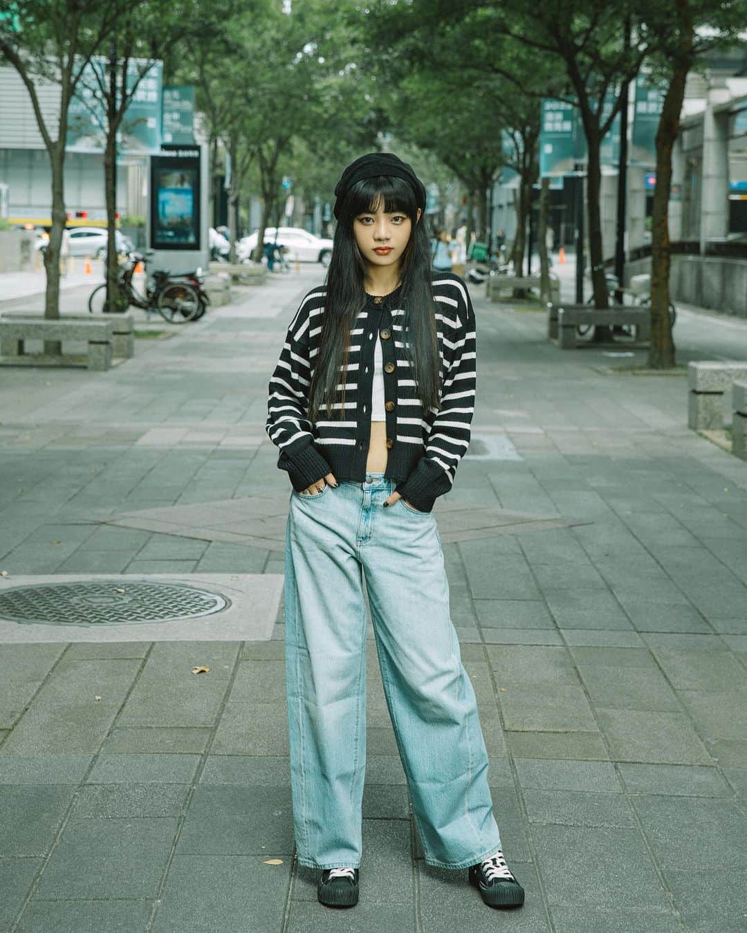 GU TAIWANさんのインスタグラム写真 - (GU TAIWANInstagram)「身為一個會為穿搭苦惱的人，那麼選擇當季必備的百搭單品就是非常重要的！在此讓我為大家推薦GU女裝圓領開襟外套！能夠適用在各種場合，一件多穿隨時轉換你的風格。   紮實的織法很耐穿，既保暖又不厚重，能當外套也能變成單純的上身，你也可以和我一樣只扣一個扣子，裡面搭GU的短版平口背心，下身搭GU的低腰寬鬆牛仔褲，還是能保有原本酷辣的個性呀！而且是完全的無痛入手價NT$790元，快和我一起平價入手這麼優質的百搭單品吧！   歡迎穿搭高手們，隨時分享自己的搭配！也可到GU StyleHint APP找尋更多穿搭靈感💙💛   @gu_taiwan #GUTaiwan #GUrbanExplorer #YOURFREEDOM #讓時尚更自由 #GU美型針織外套 #cardigan100種穿搭」10月2日 21時27分 - gu_taiwan