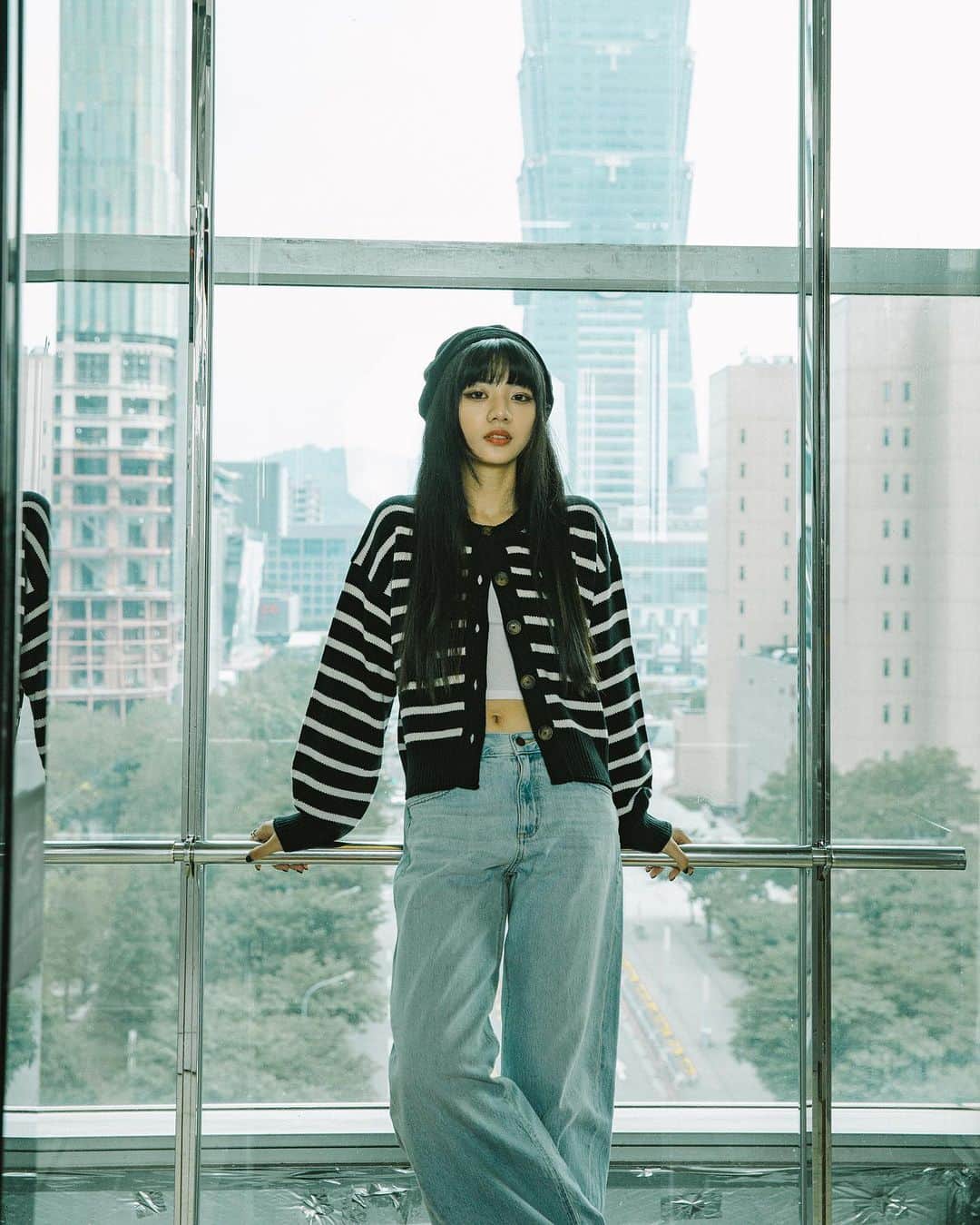 GU TAIWANさんのインスタグラム写真 - (GU TAIWANInstagram)「身為一個會為穿搭苦惱的人，那麼選擇當季必備的百搭單品就是非常重要的！在此讓我為大家推薦GU女裝圓領開襟外套！能夠適用在各種場合，一件多穿隨時轉換你的風格。   紮實的織法很耐穿，既保暖又不厚重，能當外套也能變成單純的上身，你也可以和我一樣只扣一個扣子，裡面搭GU的短版平口背心，下身搭GU的低腰寬鬆牛仔褲，還是能保有原本酷辣的個性呀！而且是完全的無痛入手價NT$790元，快和我一起平價入手這麼優質的百搭單品吧！   歡迎穿搭高手們，隨時分享自己的搭配！也可到GU StyleHint APP找尋更多穿搭靈感💙💛   @gu_taiwan #GUTaiwan #GUrbanExplorer #YOURFREEDOM #讓時尚更自由 #GU美型針織外套 #cardigan100種穿搭」10月2日 21時27分 - gu_taiwan