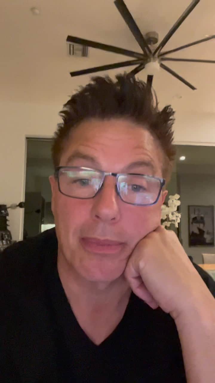 ジョン・バロウマンのインスタグラム：「Ok, It’s 5:30 in the morning! This post is more a question and a little bit of a gripe in regards to @vrbo and @airbnb and the way companies #Edlets.com are using their system to snag clients when what they’re posting isn’t really available. Just watch the video and let me know your thoughts please.  I fly to Edinburgh tomorrow and I may be sleeping with Greyfriers Bobby.  . #travel #con #fanfamily #edinburgh @Edlets #scotland #comiccon @comicconscotland」