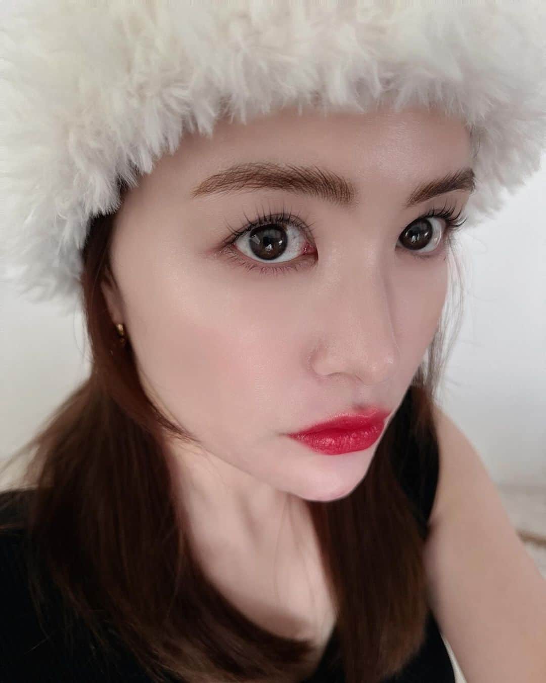 津久江麻由のインスタグラム：「東京に推しのバーイベに行った時に、HERAのリップが良すぎて 3種類も購入しちゃいました🙃💭🤍  ぷるんぷるんになれるのに、全然落ちない〜🥹  冬に赤リップ使いたかったから、304⛄️🩷  ジェニちゃん使用カラーは全て完売🥲 ピンクベージュで可愛かったな🥲💭  赤リップは、白ニットやデニムに合わせたい🥟 他のカラーもまた載せていいですか？？  ちなみにファンデはクレドのクッションファンデしか勝たん。です❤️‍🔥  皆のオススメコスメも知りたいです🤍  ⁡ ┈┈┈┈┈┈┈┈┈┈┈┈┈┈┈┈┈┈┈ ⁡ 📍@mayu_tsukue ⿴ 𝟷𝟼𝟼𝚌𝚖 𝟽𝟻𝚔𝚐 ⇢ 𝟺𝟾𝚔𝚐 ❪ − 𝟸𝟽 𝚔𝚐 の減量達成！ ❫ 𓊱只今𝟻𝟸𝚔𝚐です。ダイエット中！ ⿴双子ママ 👶🏻ིྀ👶🏻ིྀ ⿴ニキビ大量にありました! (ニキビ再発→完治→ニキビ跡❤️‍🩹) ↳ 美容医療・スキンケア・ダイエットについてストーリーで発信しています🖇️📢💬 ⁡ ┈┈┈┈┈┈┈┈┈┈┈┈┈┈┈┈┈┈┈┈ ⁡  #HERA #韓国メイク #韓国コスメ #韓国ファッション#韓国ブランド #韓国美容 #韓国トレンド #リップメイク #リップグロス #リップティント #コスメ購入品 #デパコス#新作コスメ#コスメレポ #コスメ好きな人と繋がりたい # ツヤ肌 #ツヤ肌メイク #お気に入りコスメ  #コスメ紹介 #プチプラコスメ  #おすすめコスメ # コスメ購入品 #美容好きさんと繋がりたい # コスメ情報 #ワンホンメイク #垢抜けメイク #垢抜け #メイク動画 #毛穴ケア」