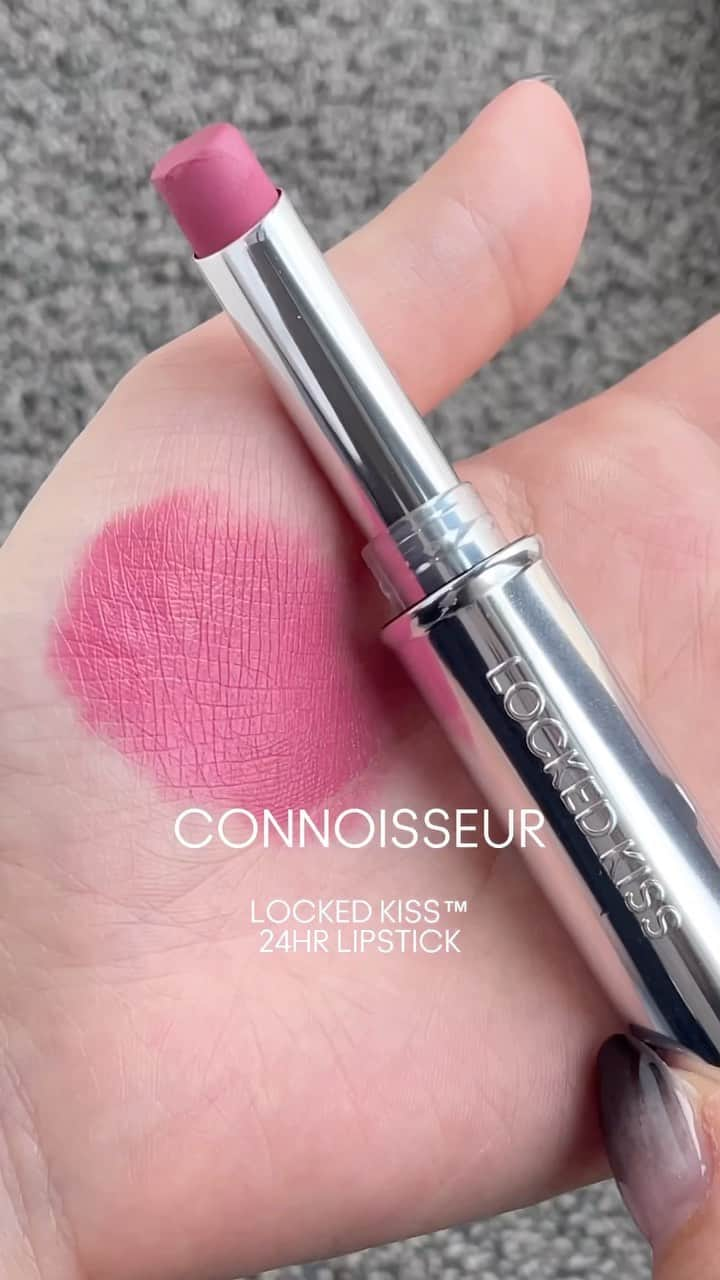 福長優のインスタグラム：「NEW SHADES! 🎀 #MACLockedKiss  락드키스 립스틱 18가지 컬러 중 뉴 컬러들 발색 🔍✨  #Connoisseur mauve rosey pink #Renegade bright orange  #Coy dusty brick rose #Rein berry purple  #Taboo cool pink red   10/2 공식몰 선출시* 10/6 맥 매장 공식 출시  #맥 #맥소속직원 #맥락드키스 #맥립스틱 #MACLIPSTICK #lipstick @MACCOSMETICS  @MACCOSMETICSKOREA」