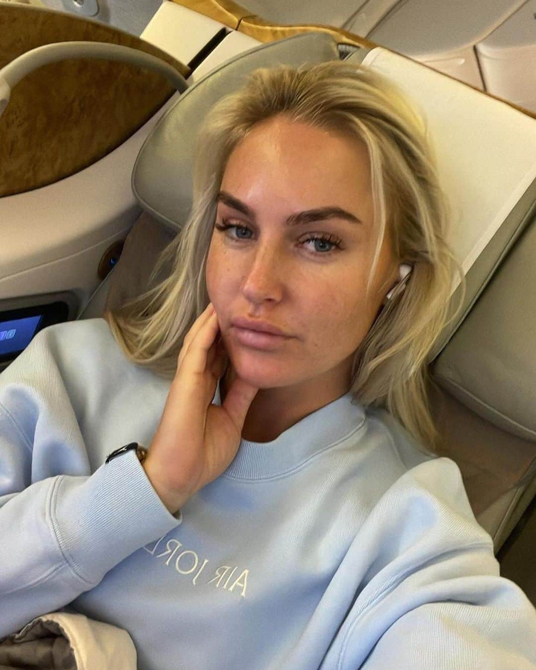 のインスタグラム：「I’m heading back to the 🇺🇸 Really looking forward to defending this week at the @ascendantlpga ⛳️  What better way to celebrate back to back wins for Europe 🇪🇺 by giving you all a chance to win another @golfholidaysdirect holiday 💙💛🤍 This will be my final giveaway until Christmas time ✌️   You can win a stay for 4 people, and 2 rounds of golf at the Delta Hotels By Marriott Forest Of Arden Country Club🔥 All you have to do to enter is sign up here:   https://protect-us.mimecast.com/s/ReDKC5yAwrCMx1llzczGYyV?domain=lp.constantcontactpages.com.  Link is also in my bio😎⬆️  Good luck🤞  I will pick a winner on Sunday night」